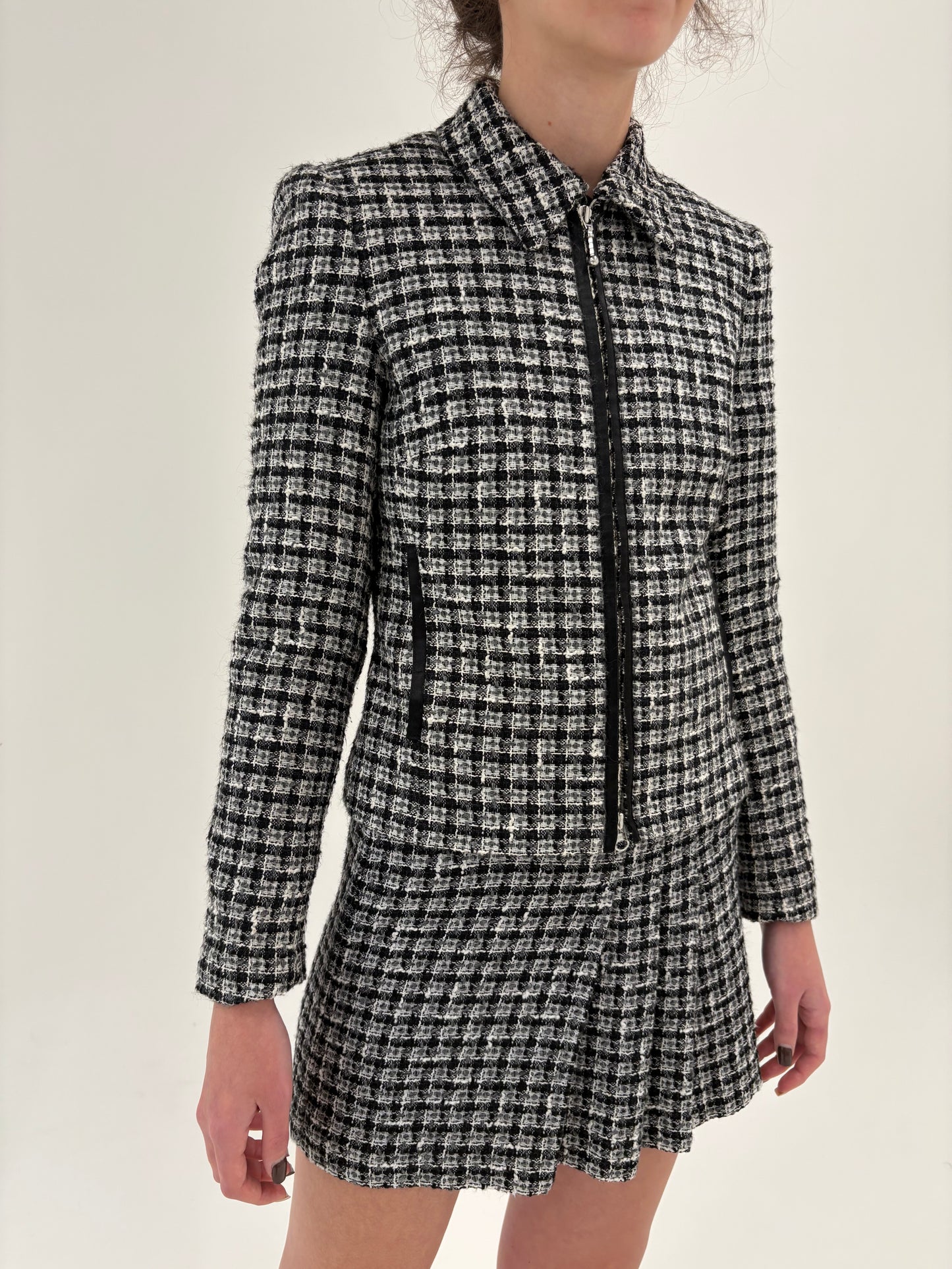 Deux piece in stil Chanel din tweed de lana alb negru cu fusta mini plisată