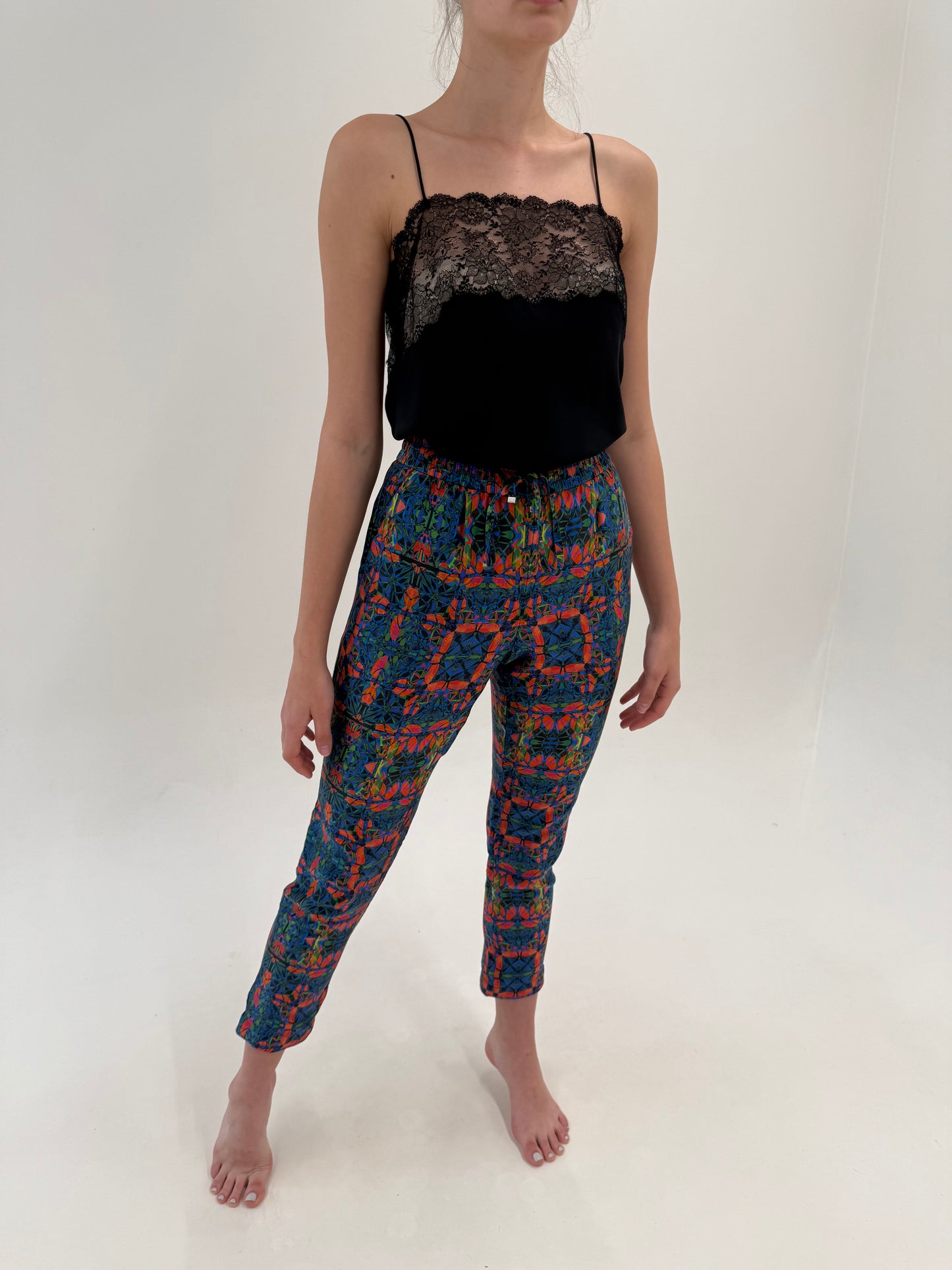 Pantaloni Hugo Boss din mătase naturală foarte chic cu influențe casual