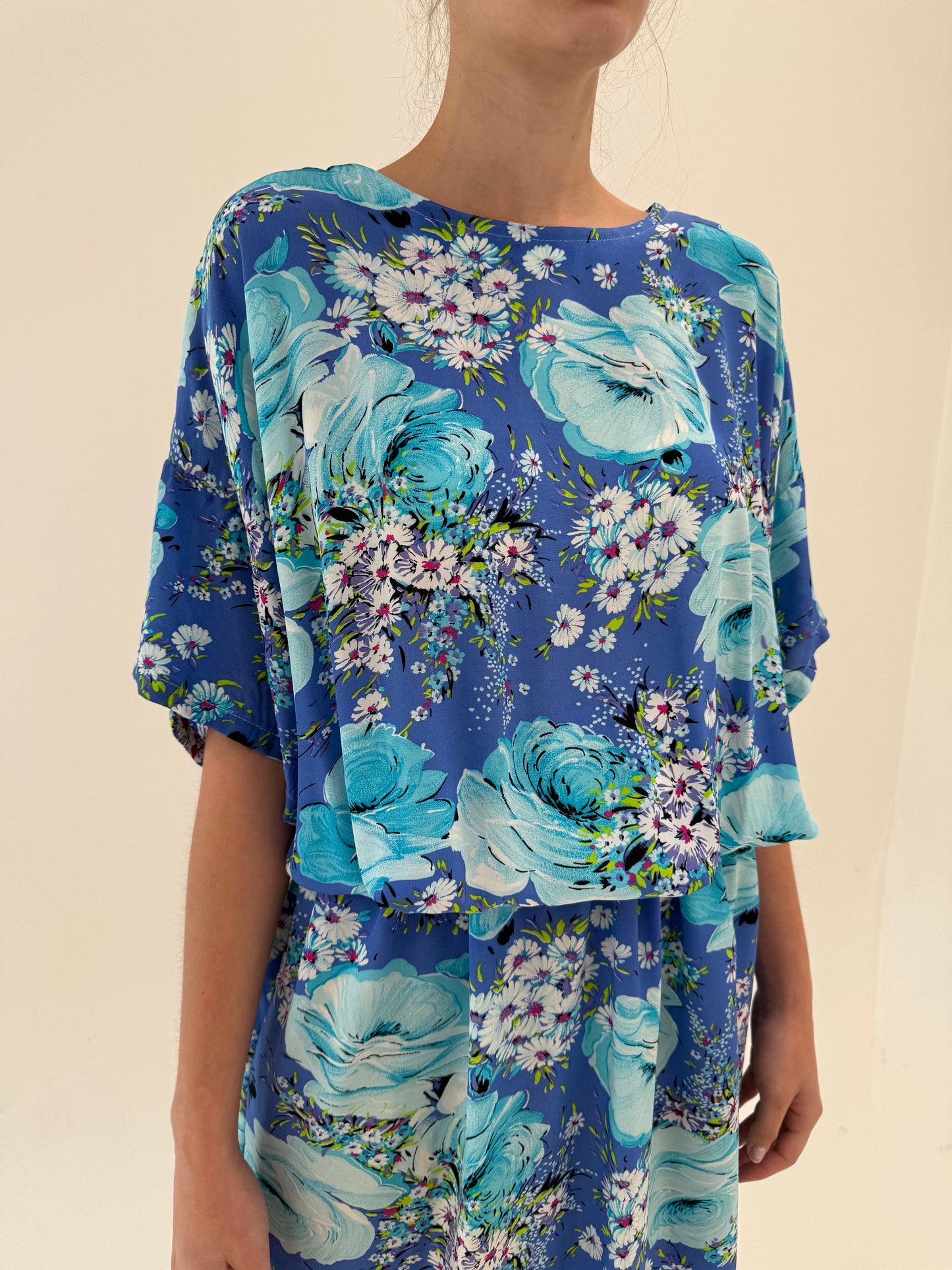 Rochie vintage în croi retro modern cu talie căzută elastică reglabilă super vaporoasă