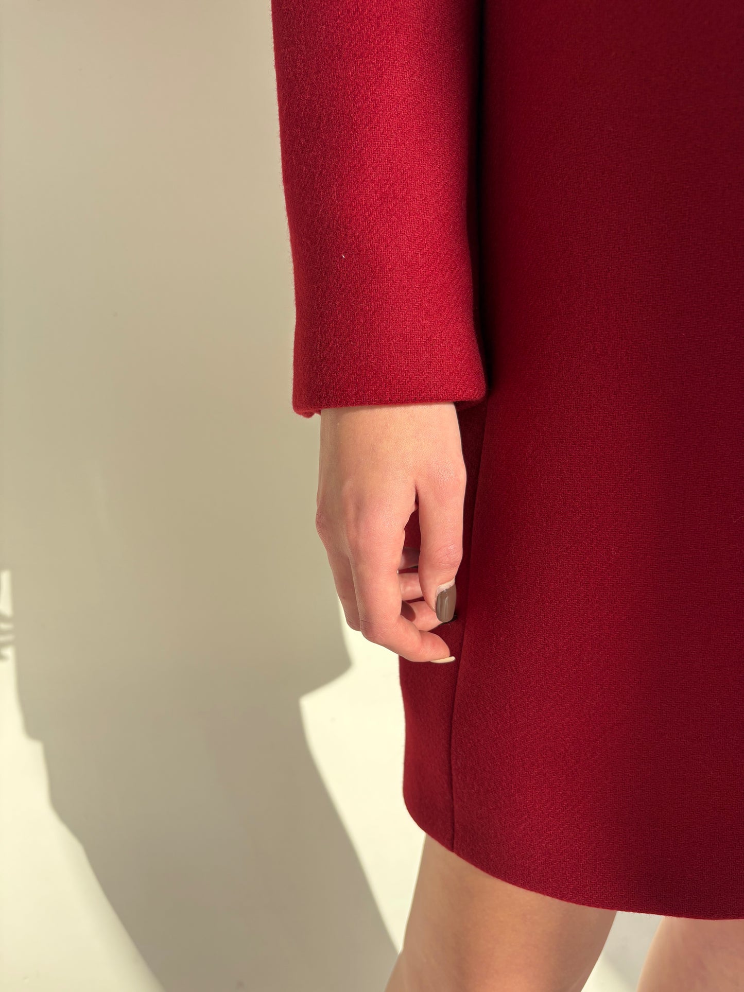 Palton cherry red cu închidere tip smoking din stofă de Lana extrafina