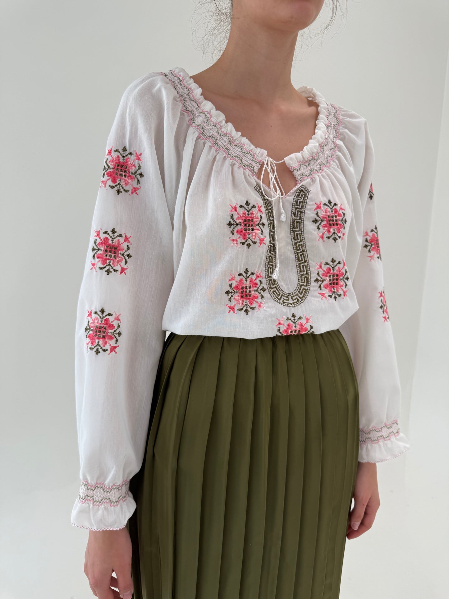 Cămașa din pânză în croi amplu cu broderie manuală excepțională