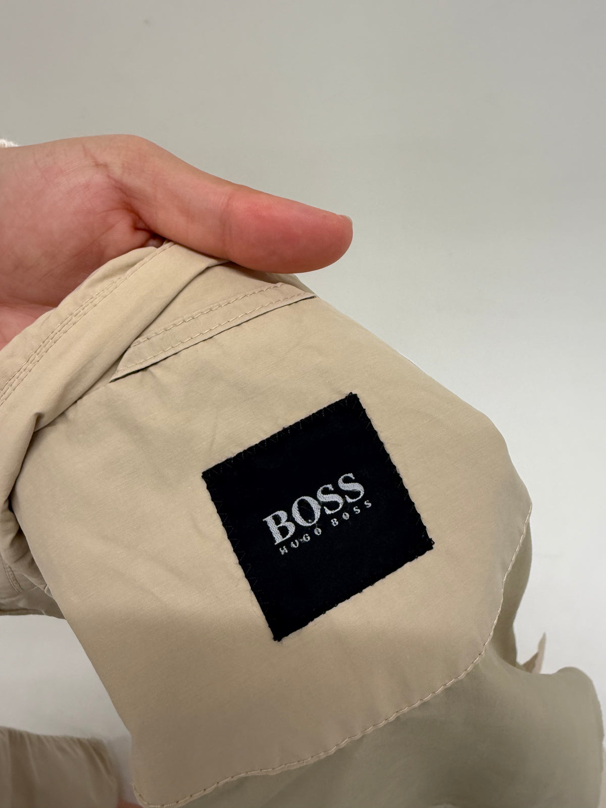 Trebch Hugo Boss clasic camel impermeabil