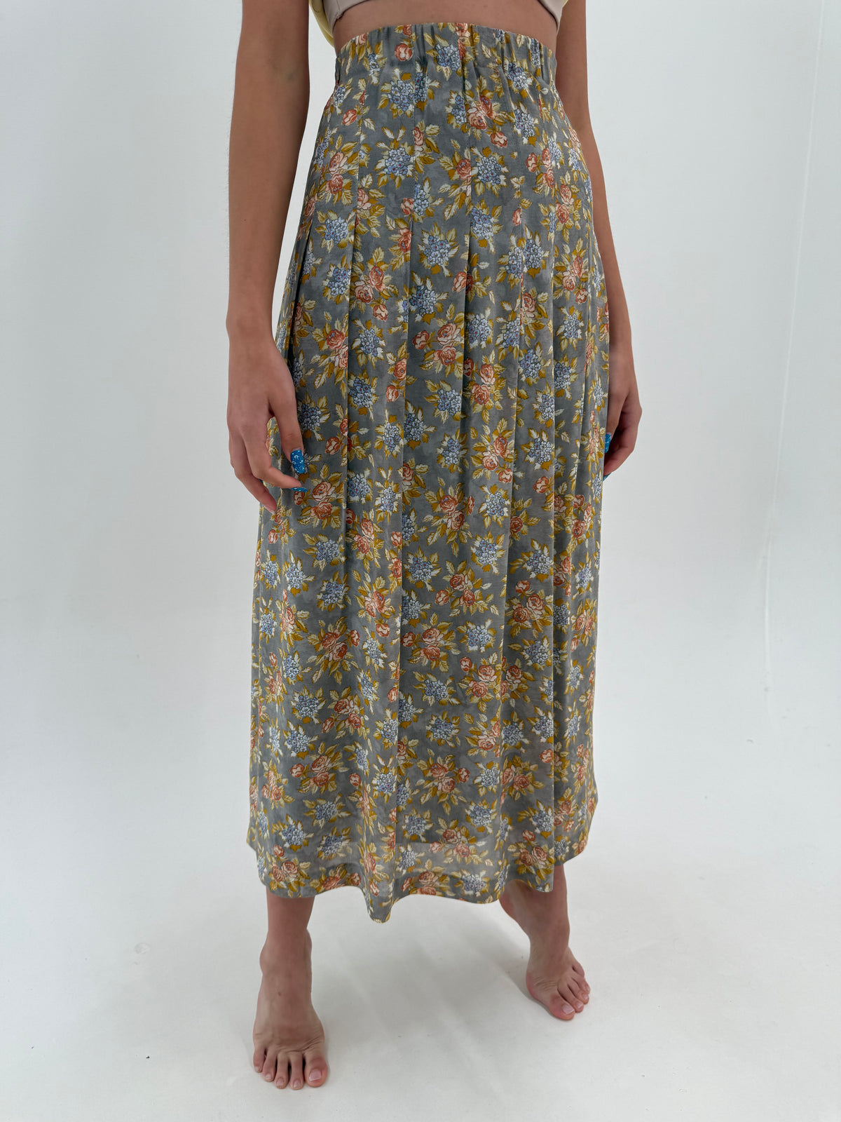 Fustă maxi super vaporoasă warm gray cu print delicat si talie ultra înaltă elastică