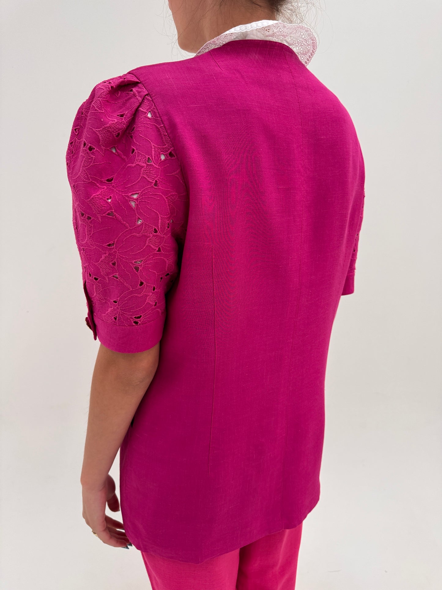 Sacou fucsia din în excepțional cu mâneci ușor bufante și broderie anglaise