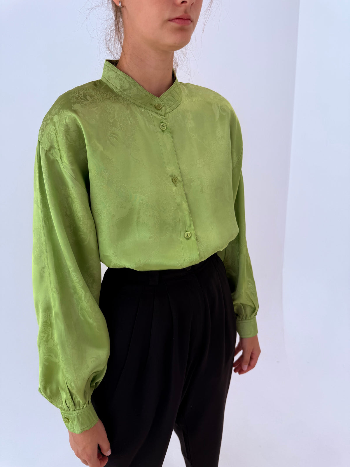 Cămașa verde crud in croi lung din jacquard cu pliseuri și mâneci ample