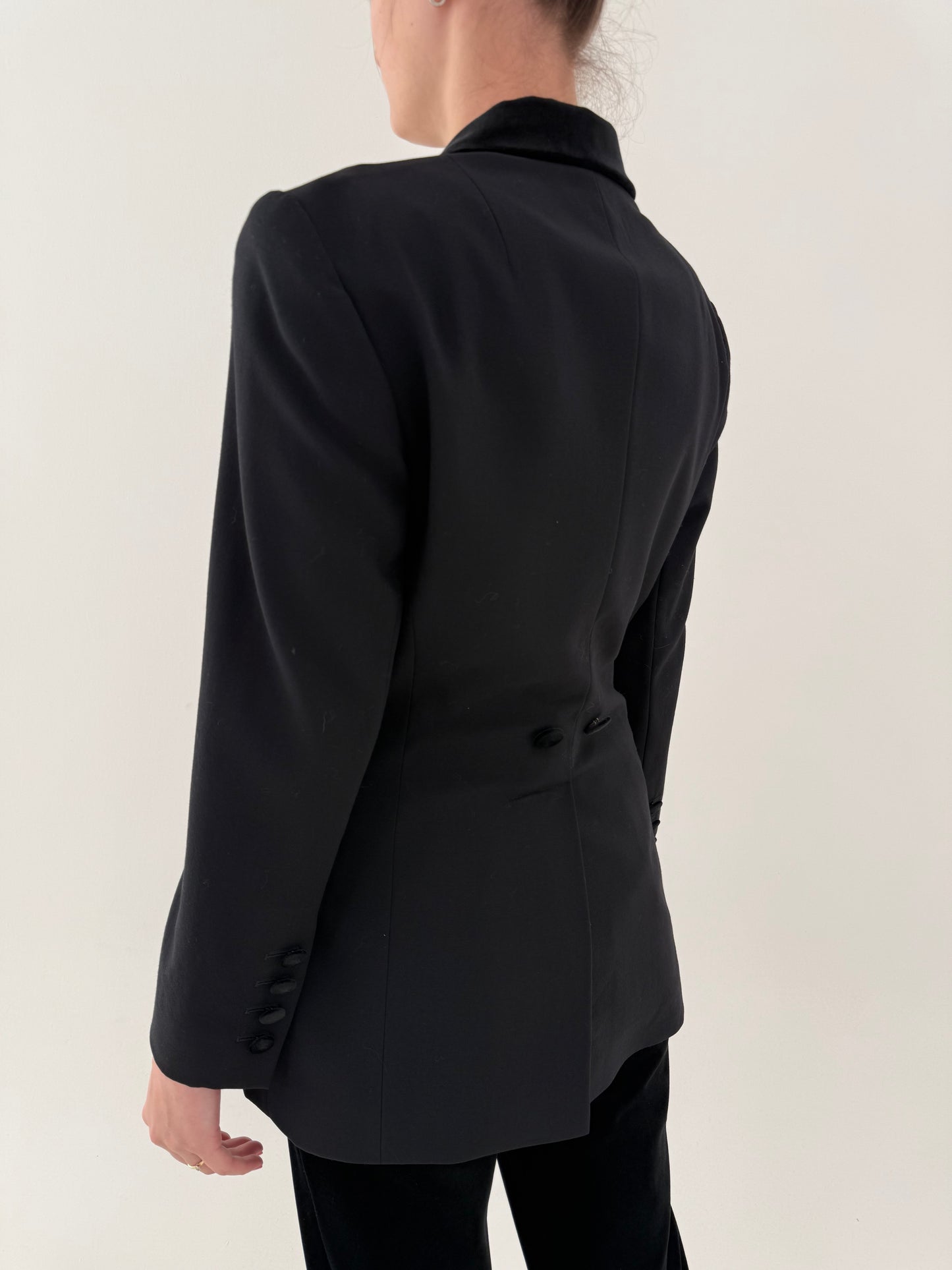 Sacou negru cambrat din lanita subțire cu inserții de catifea