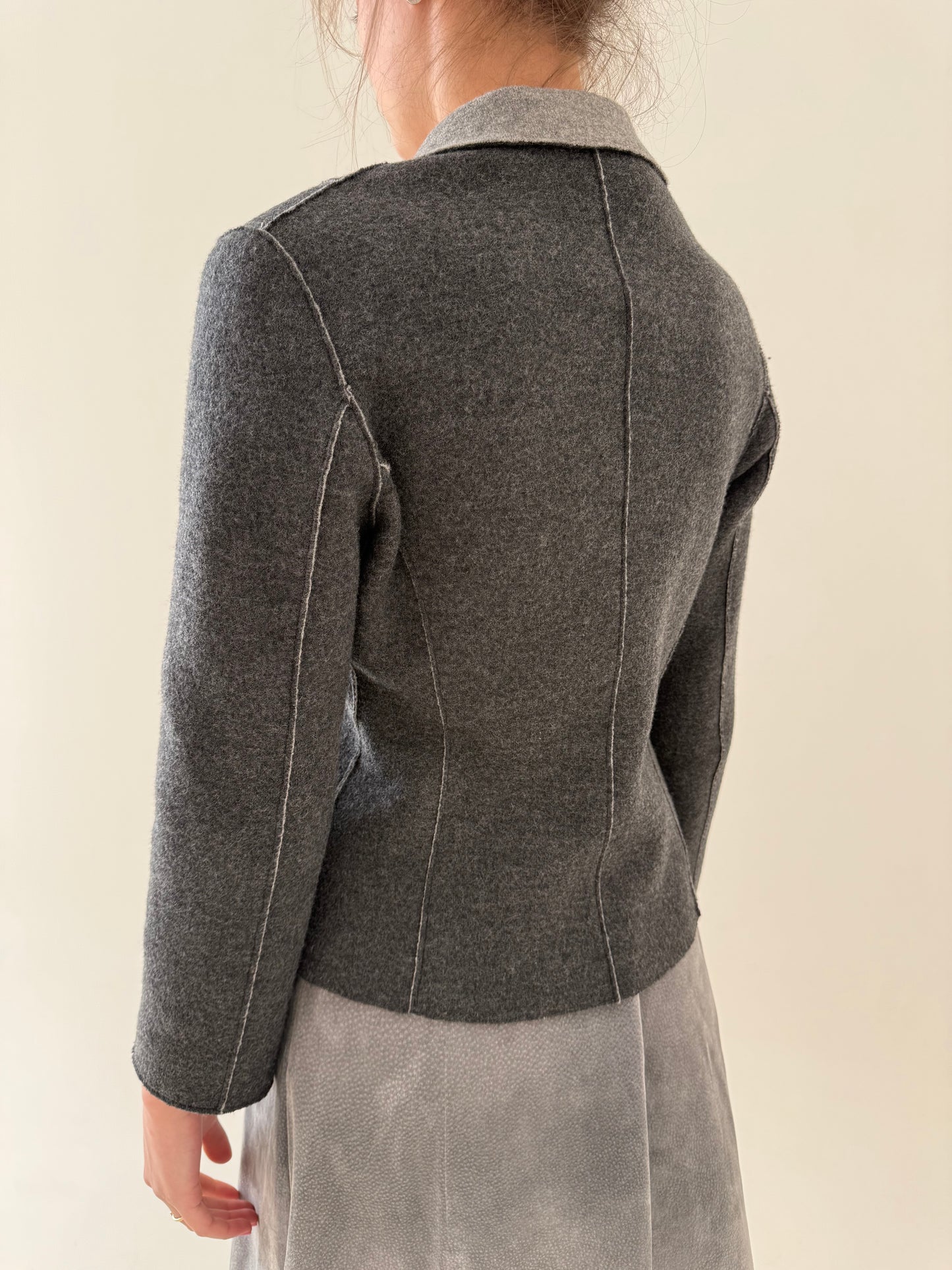 Sacou cambrat în nuanțe de gri din light boiled wool extrafina confort
