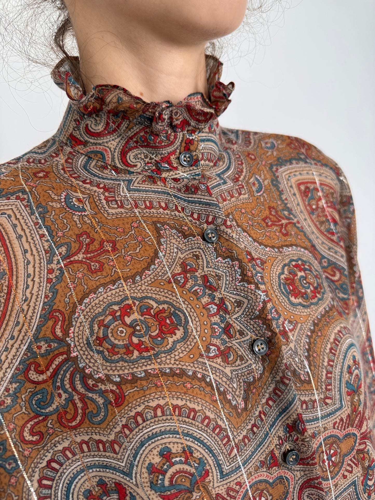 Cămașa vintage cu print paisley și inserții fine aurii