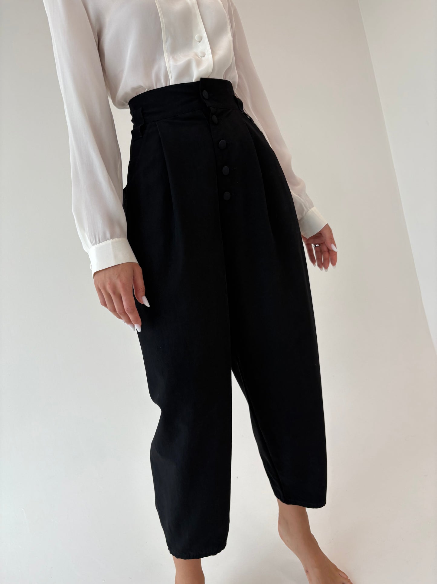 Pantaloni baloon vintage negri cu talie ultra înaltă și pense din stofita