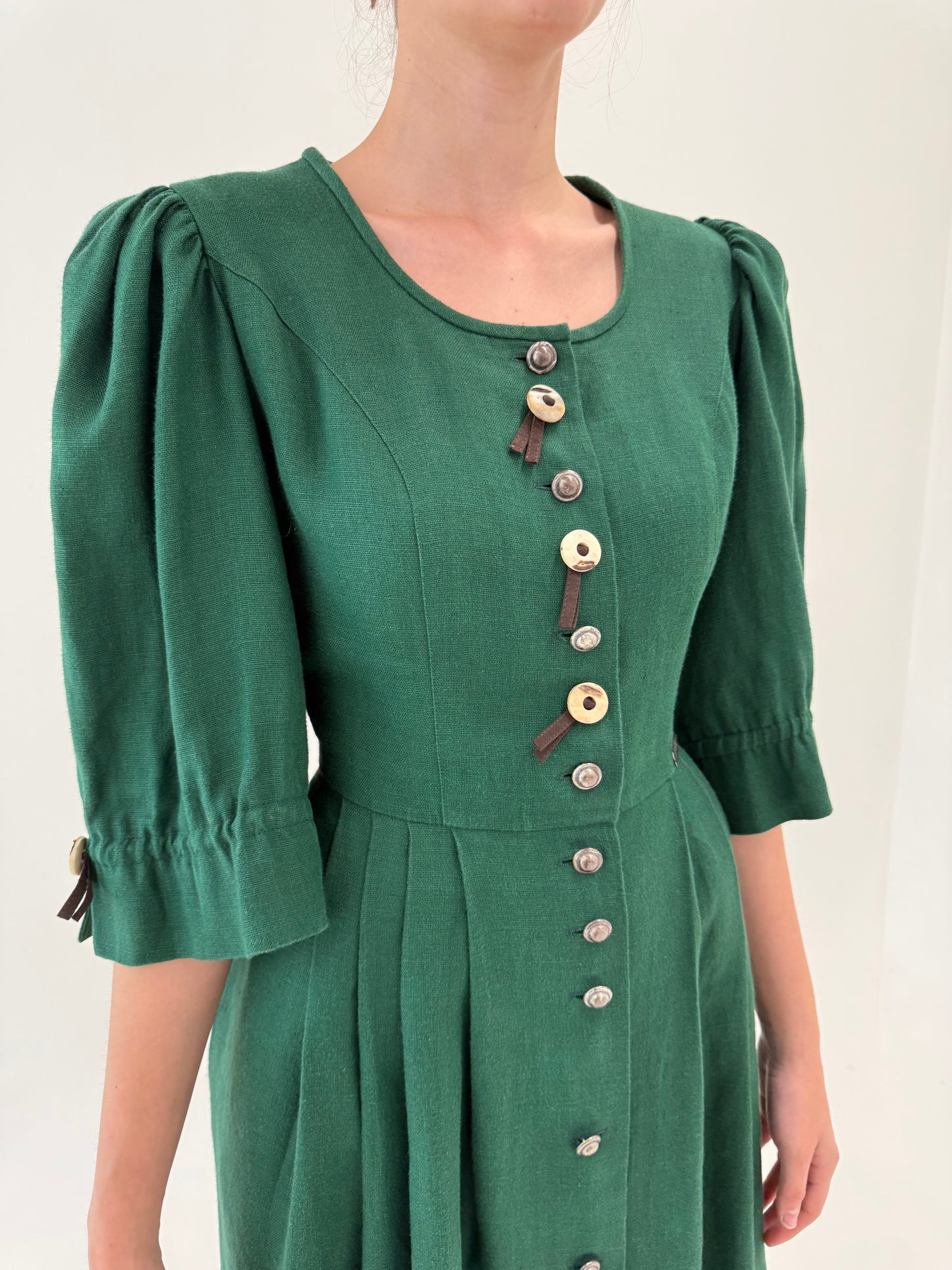 Rochie vintage din pânză grea de in cu corsaj si broderie