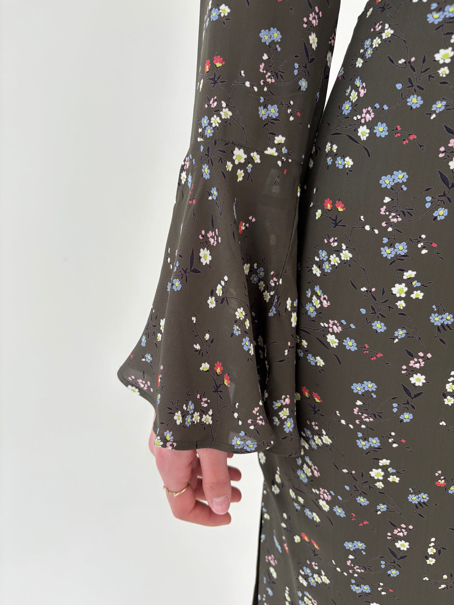 Rochie de designer Essentiel Antwerp în croi petrecut și mâneci evazate
