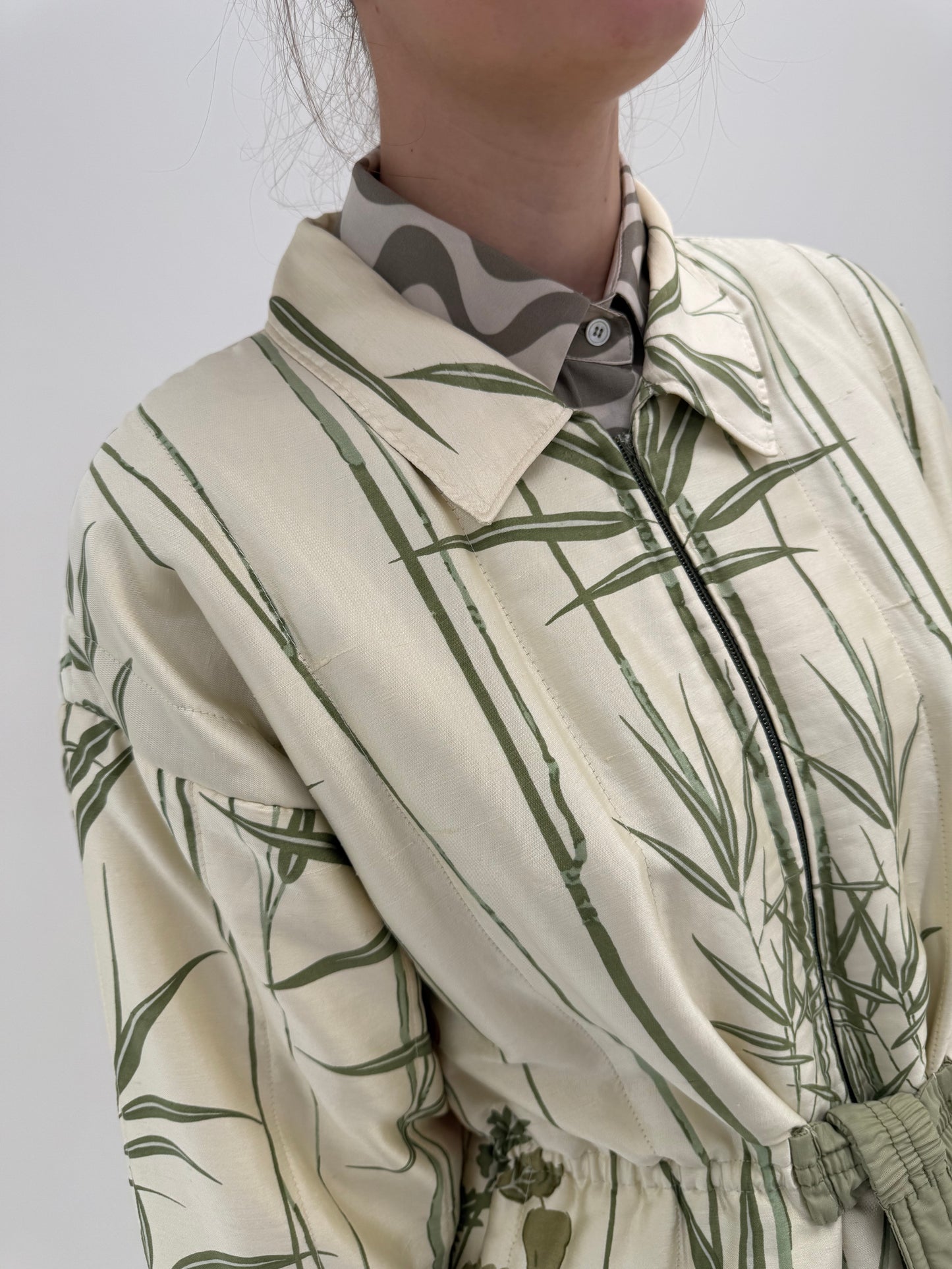 Jacheta vintage superbă din mătase naturală cu talie ultra înaltă marcată și print organic