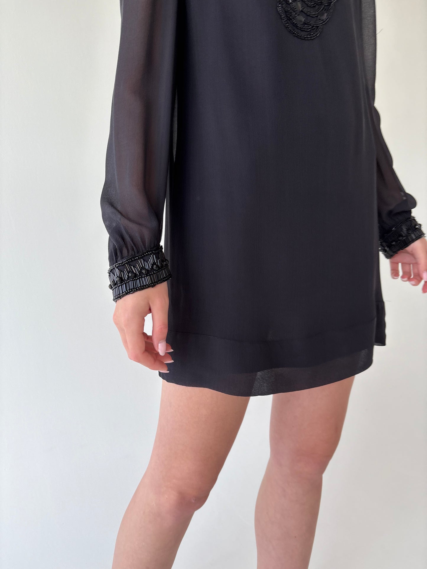 LBD din mătase naturală cu aplicații în croi minimalist