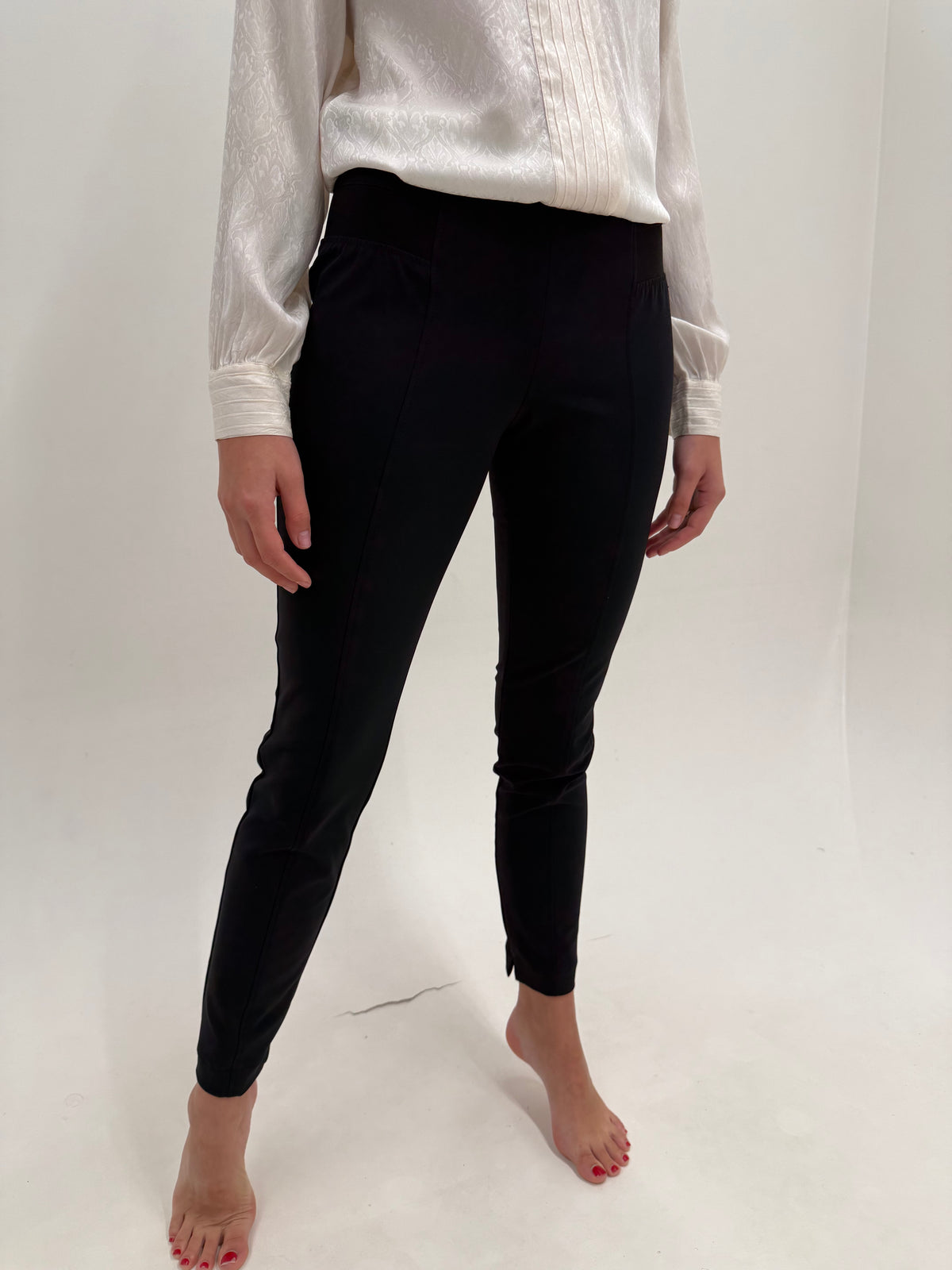 Pantaloni Escada negri ultra modelatori extrem de versatili
