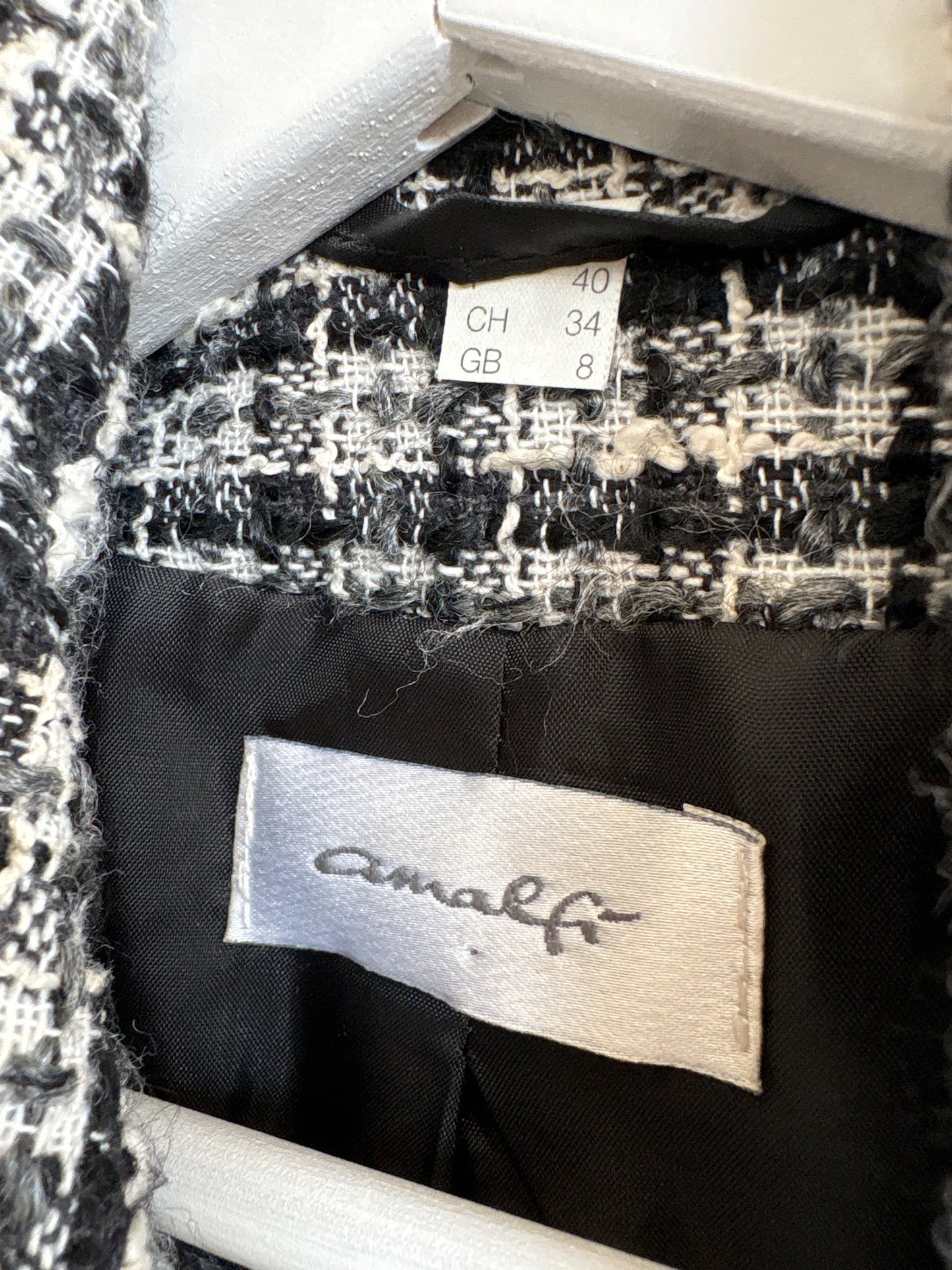 Deux piece in stil Chanel din tweed de lana alb negru cu fusta mini plisată