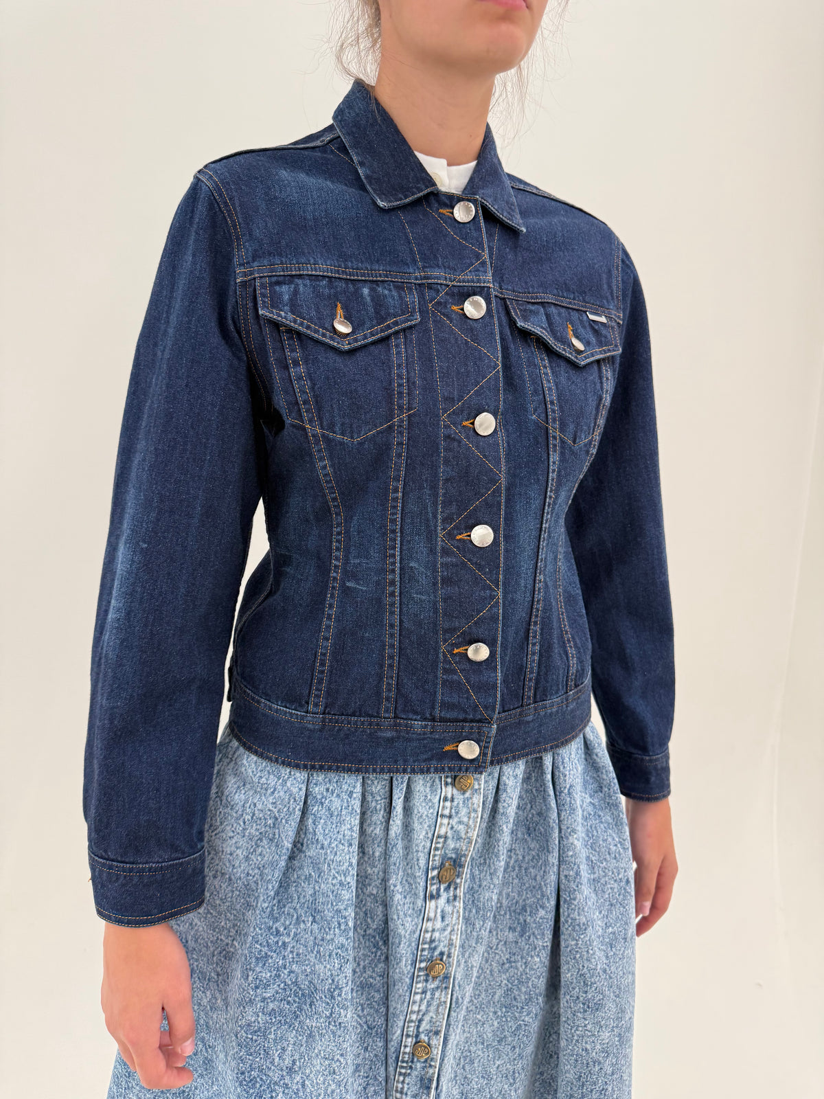 Geaca Escada din jeans darker wash in croi clasic cu efect prespalat