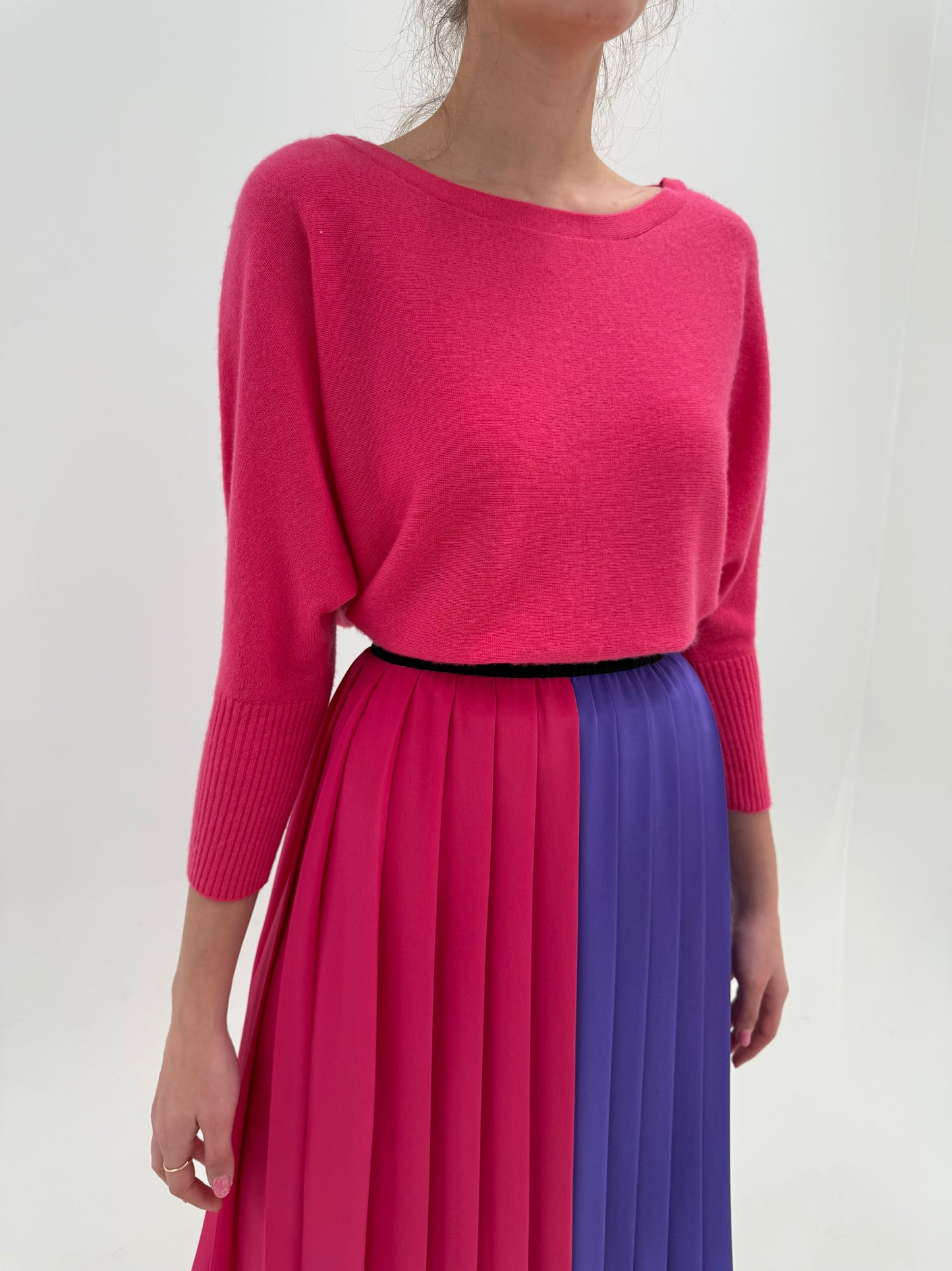 Puloveras fucsia din cașmir  în croi lejer și mânecă 3/4