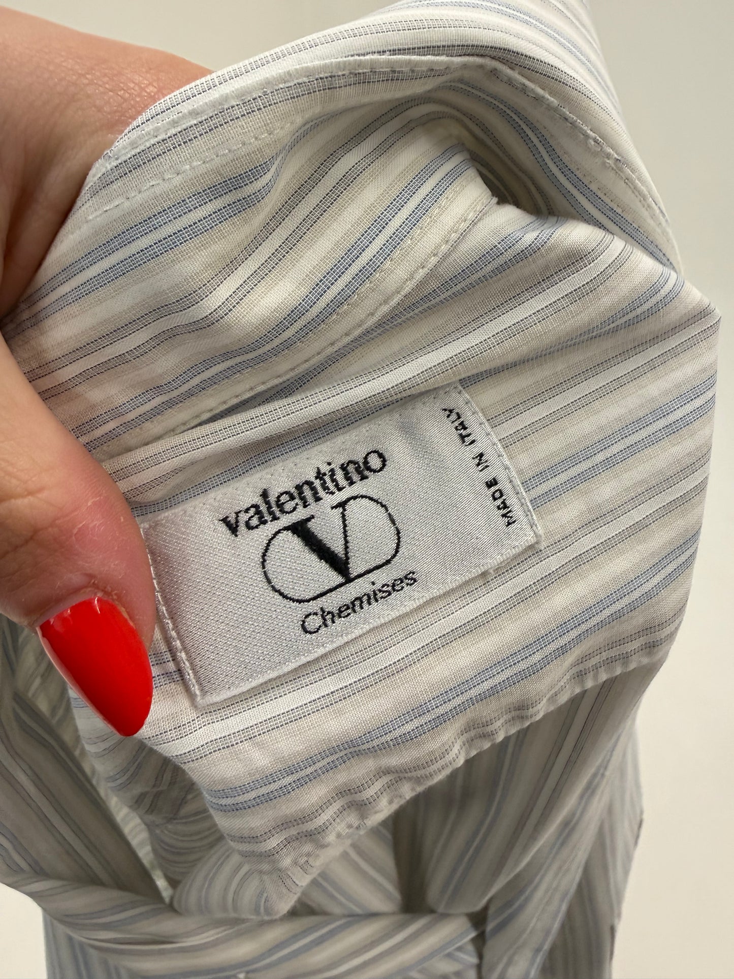 Cămașa vintage Valentino în croi actual cu dungi fine și culori neutre