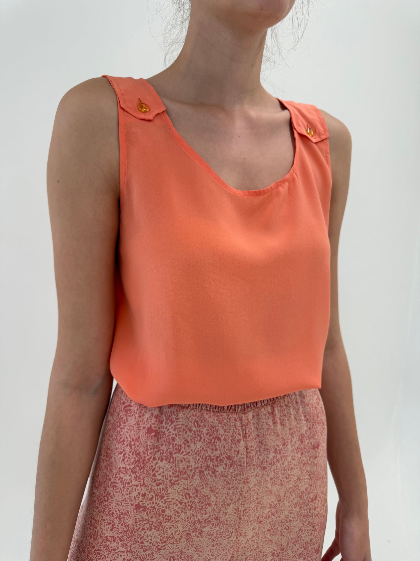 Top salmon orange din mătase naturală în croi minimalist