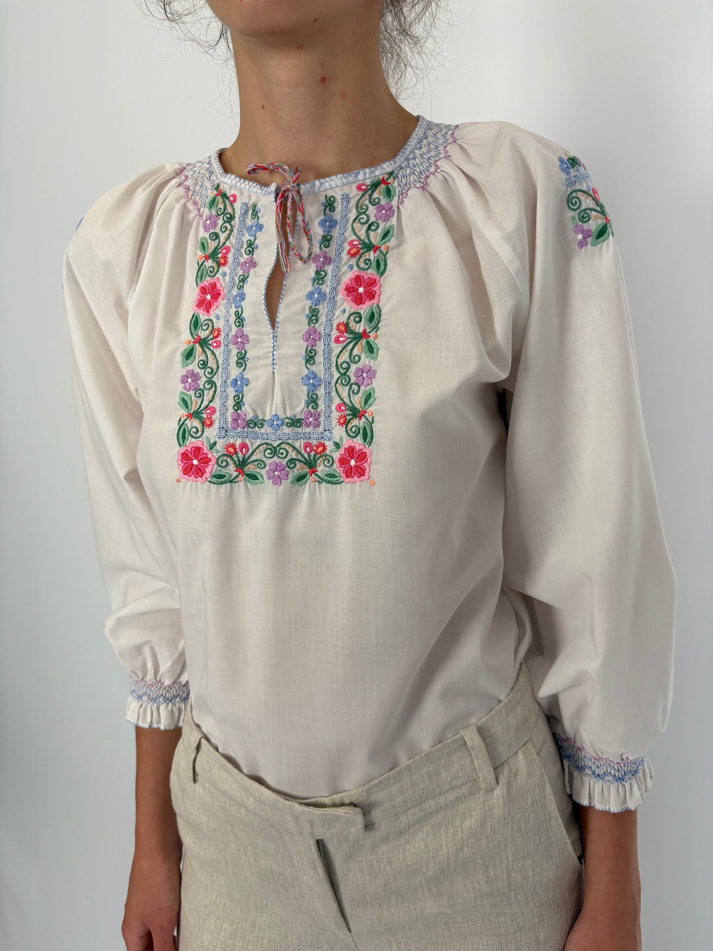 Top petite cu influențe etno și broderie manuală excepțională
