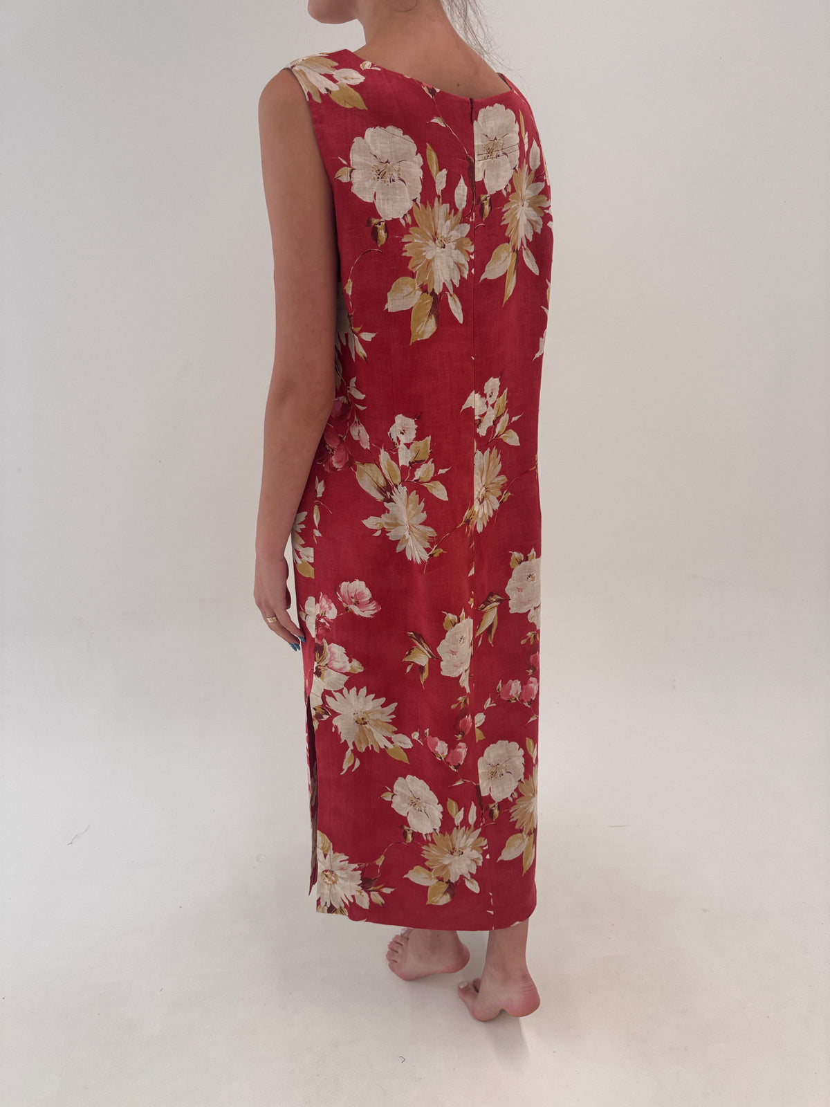 Rochie maxi în croi minimalist cu print floral superb în culori pudrate din in
