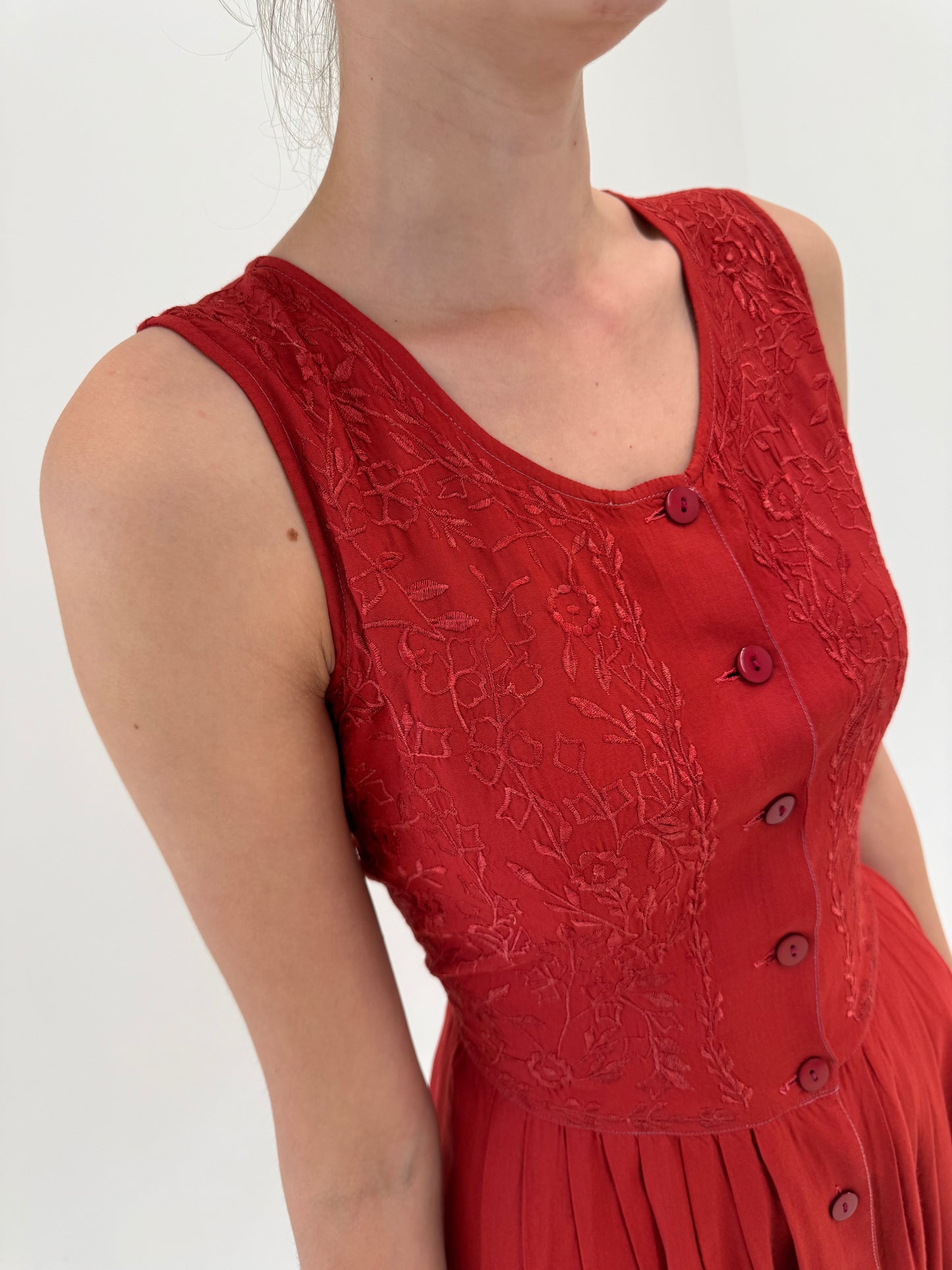 Rochie maxi cu corsaj și broderie brick red super vaporoasă