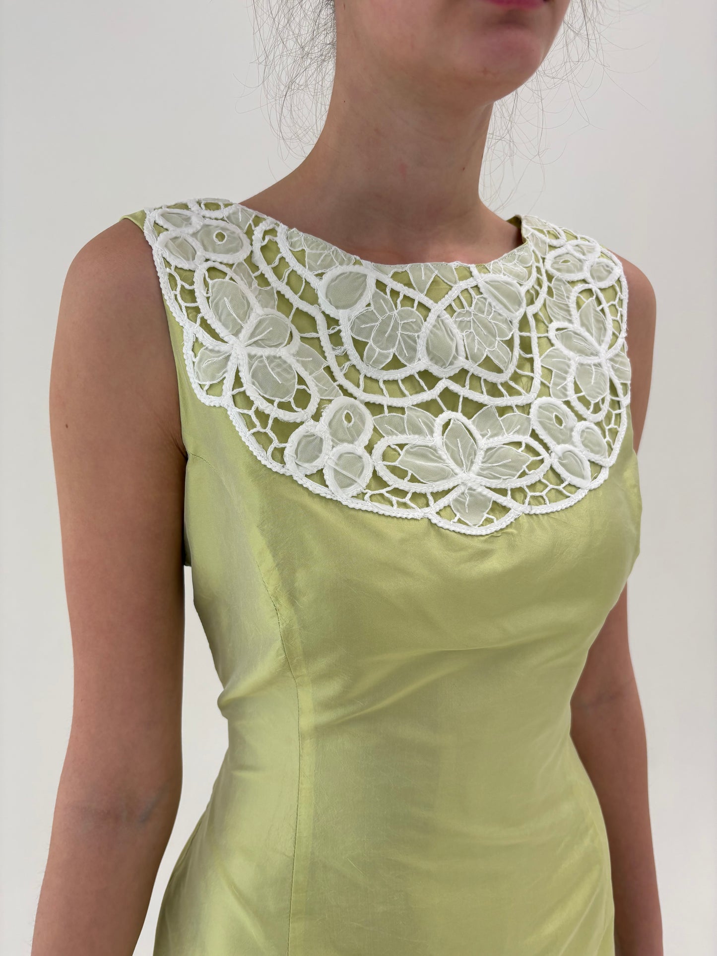 Rochie din mătase naturală dupioni verde crud cu dantelă macrame