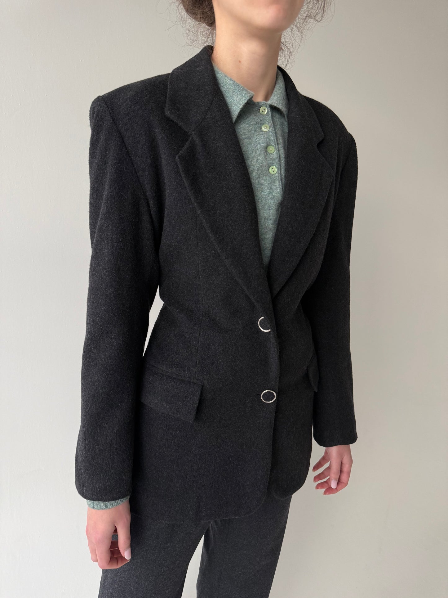 Sacou în croi lung și cambrat cu revere late din stofă plina