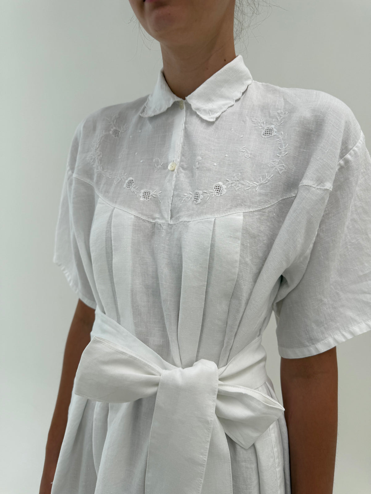 Rochie maxi bijuterie cu broderie manuală din in excepțional cu cordon propriu lat