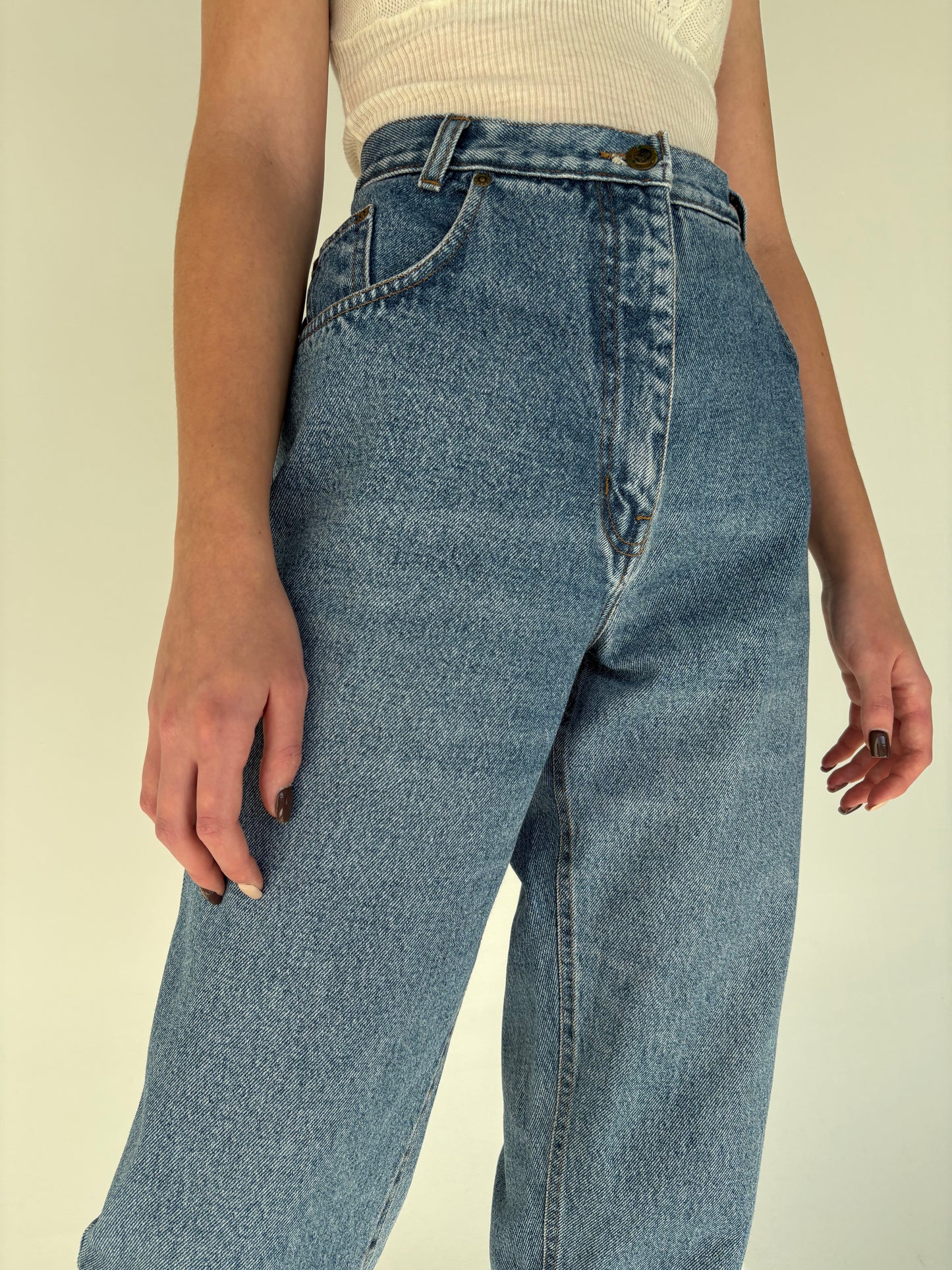 Jeans vintage mom fit cu ținuta și talie ultra înaltă