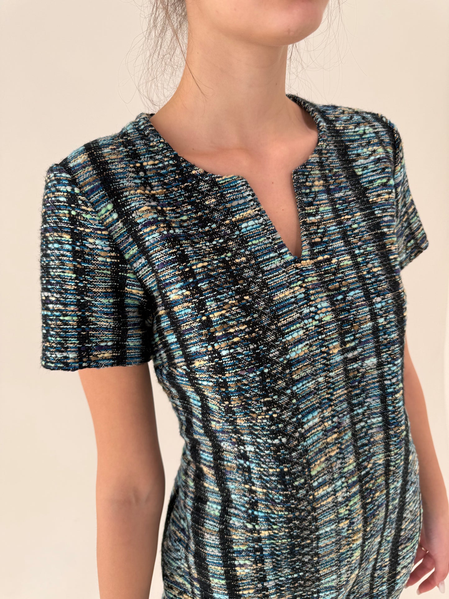 Rochie în croi minimalist din tweed excepțional de bumbac în stil Chanel