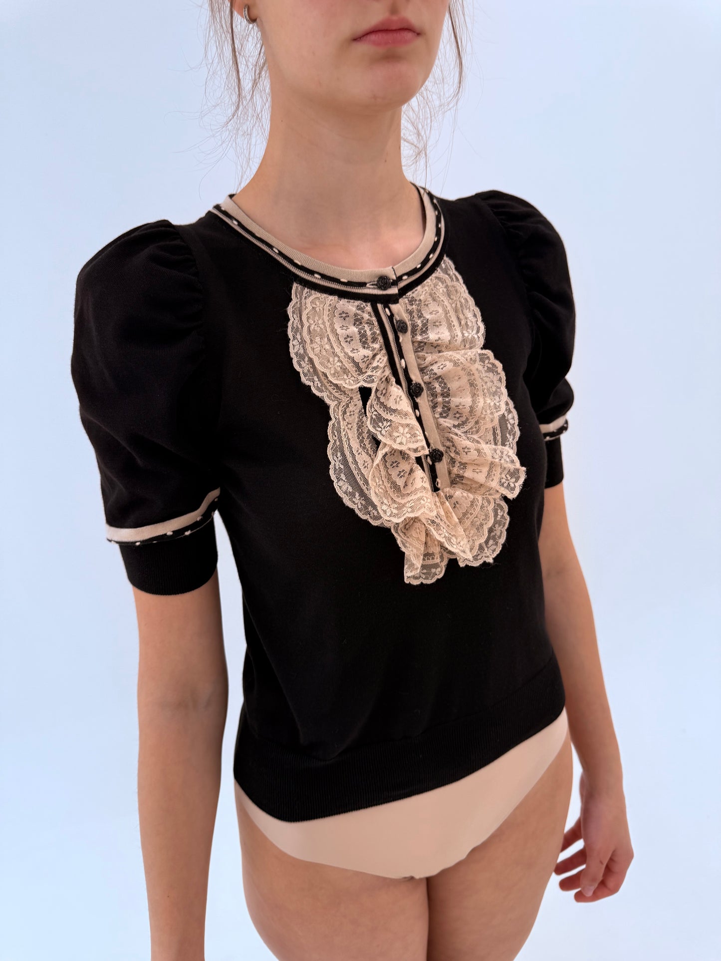 Top negru cu jabou camel din dantelă