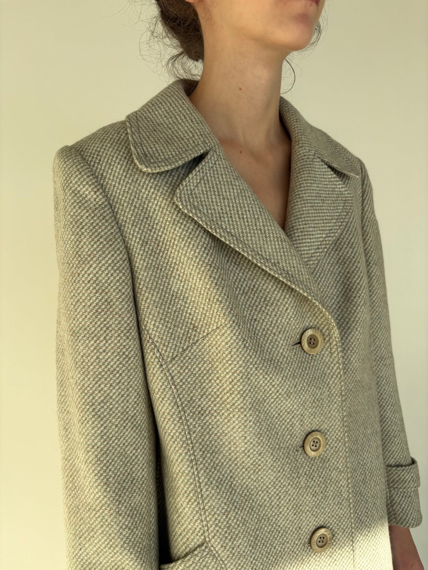 Palton old vintage anii 70 din twill gros de lana în nuanțe de nude