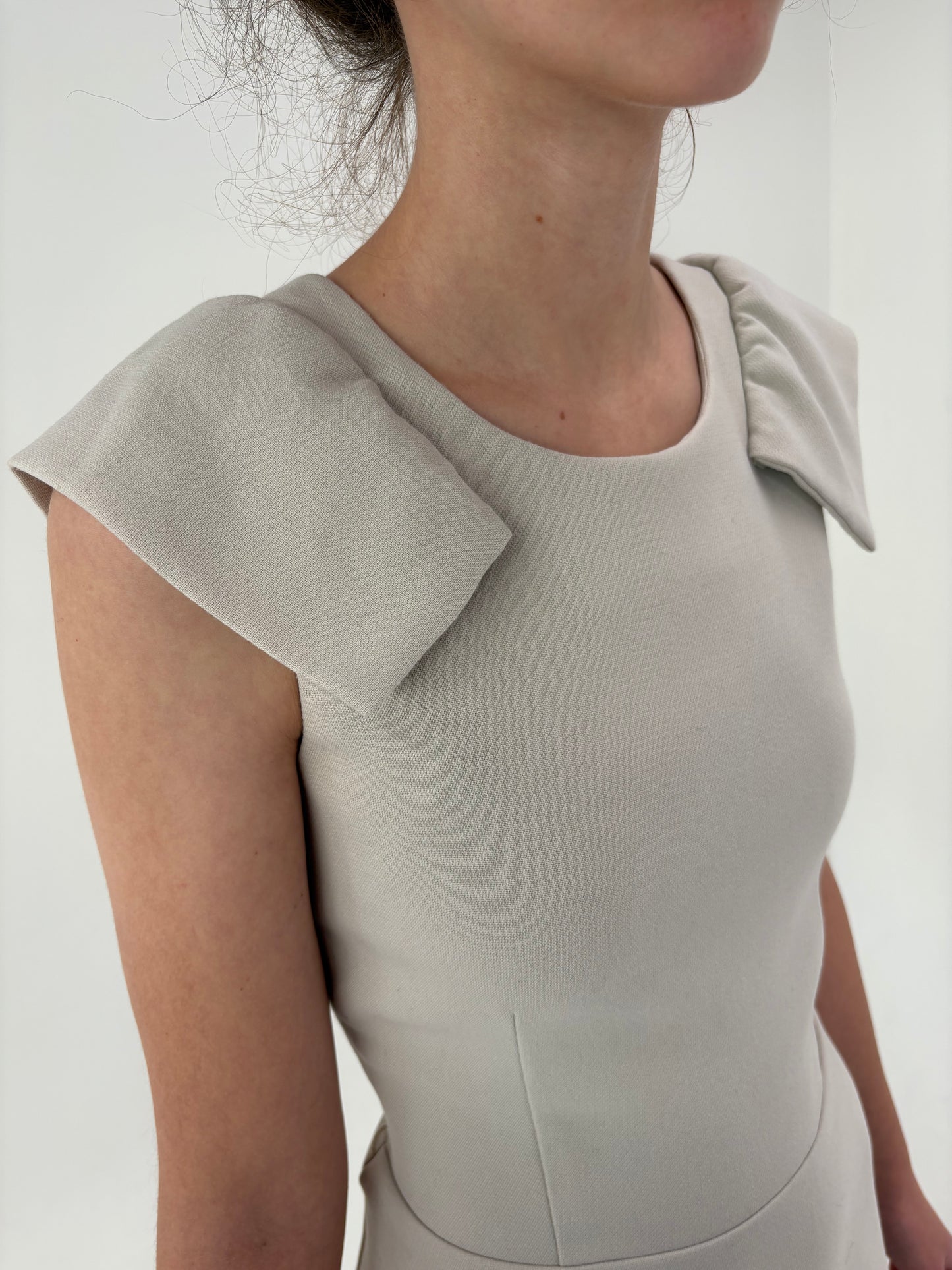 Rochie off white din stofă de la business la cocktail in croi chic