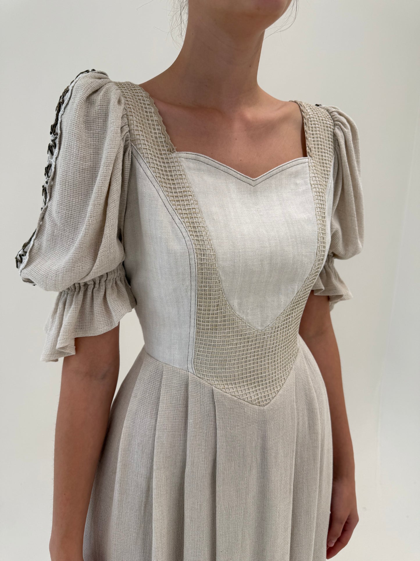Rochie vintage din pânză excepțională de in cu corsaj în nuanțe neutre
