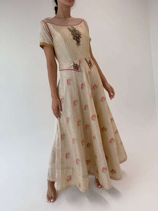 Rochie maxi light camel cu corsaj și aplicații manuale superbe