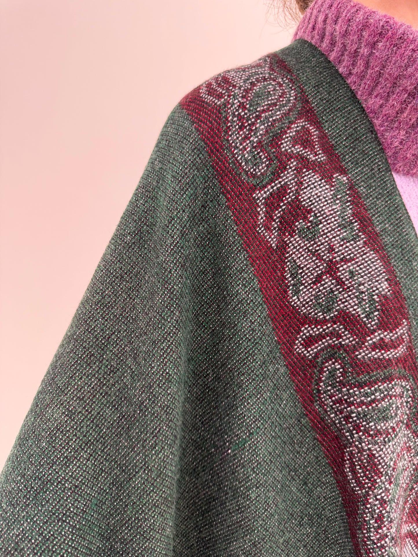 Capa forest green din lana plină extrafina cu margine burgundy decorativă