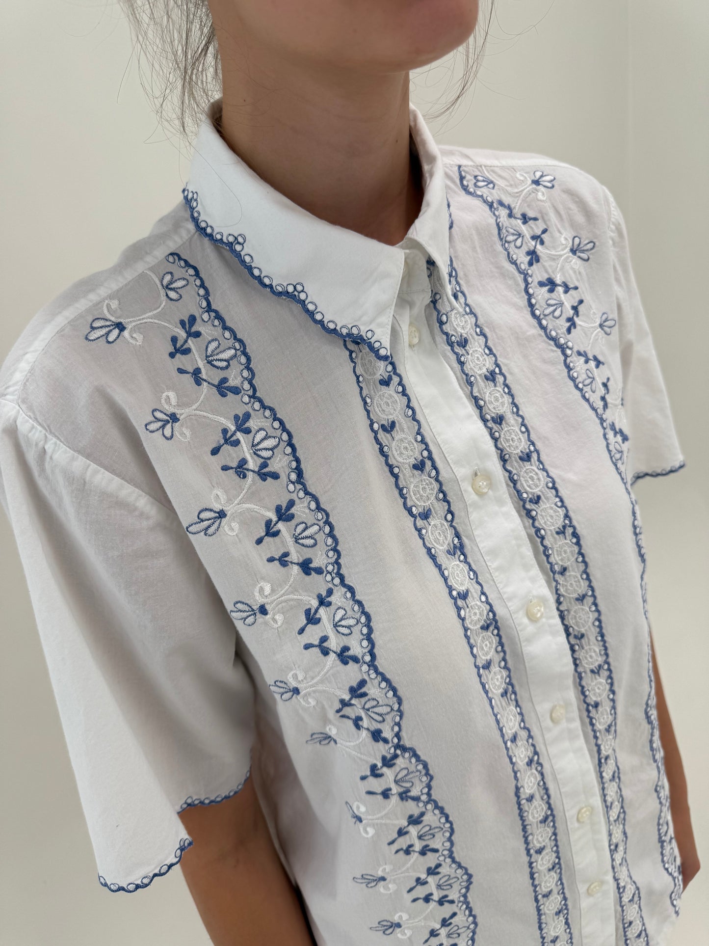 Cămașa vintage din panzica de bumbac cu broderie excepțională albastru regal