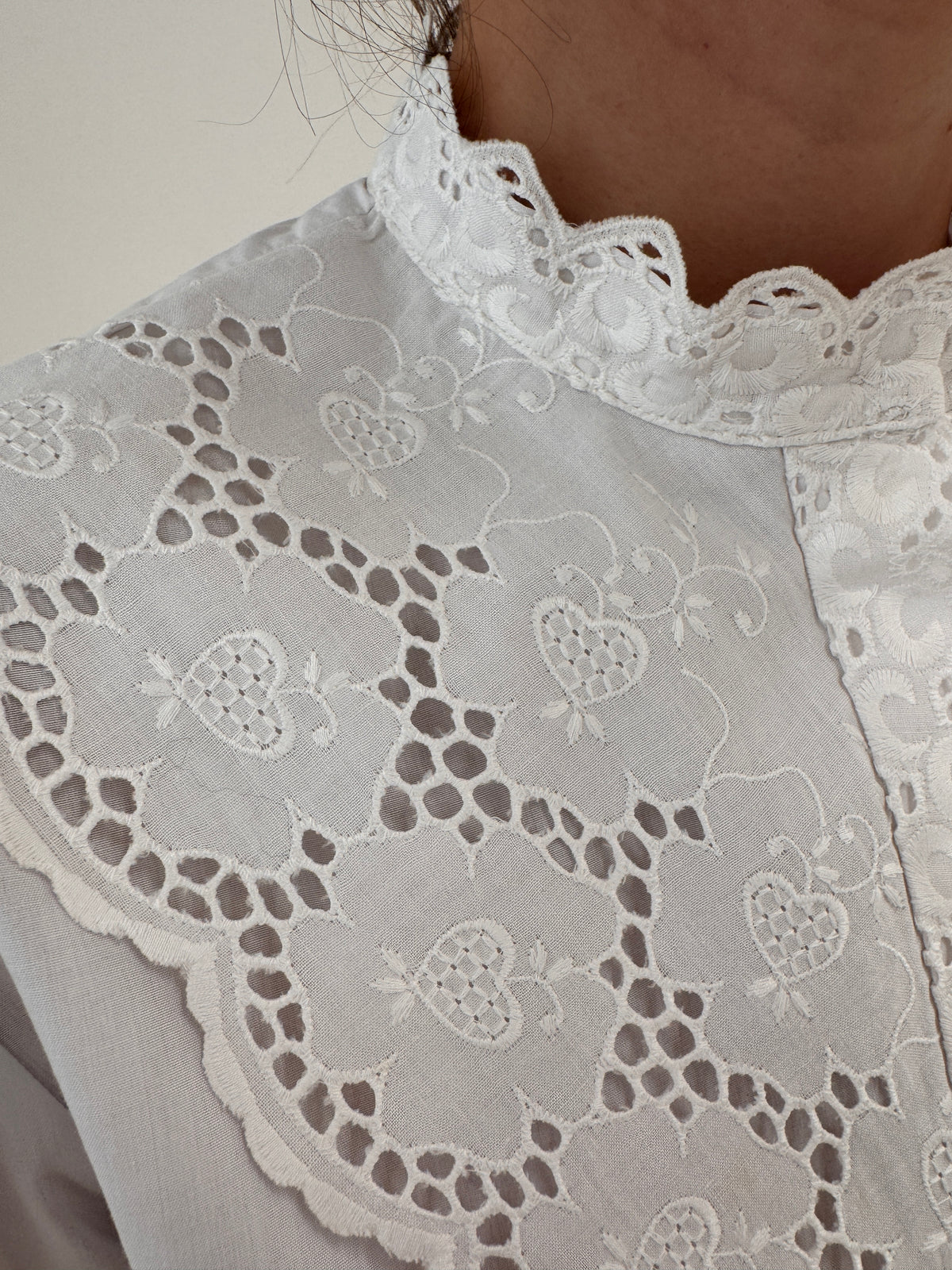 Cămașa vintage cu broderie anglaise și mâneci bufante din panzica de bumbac