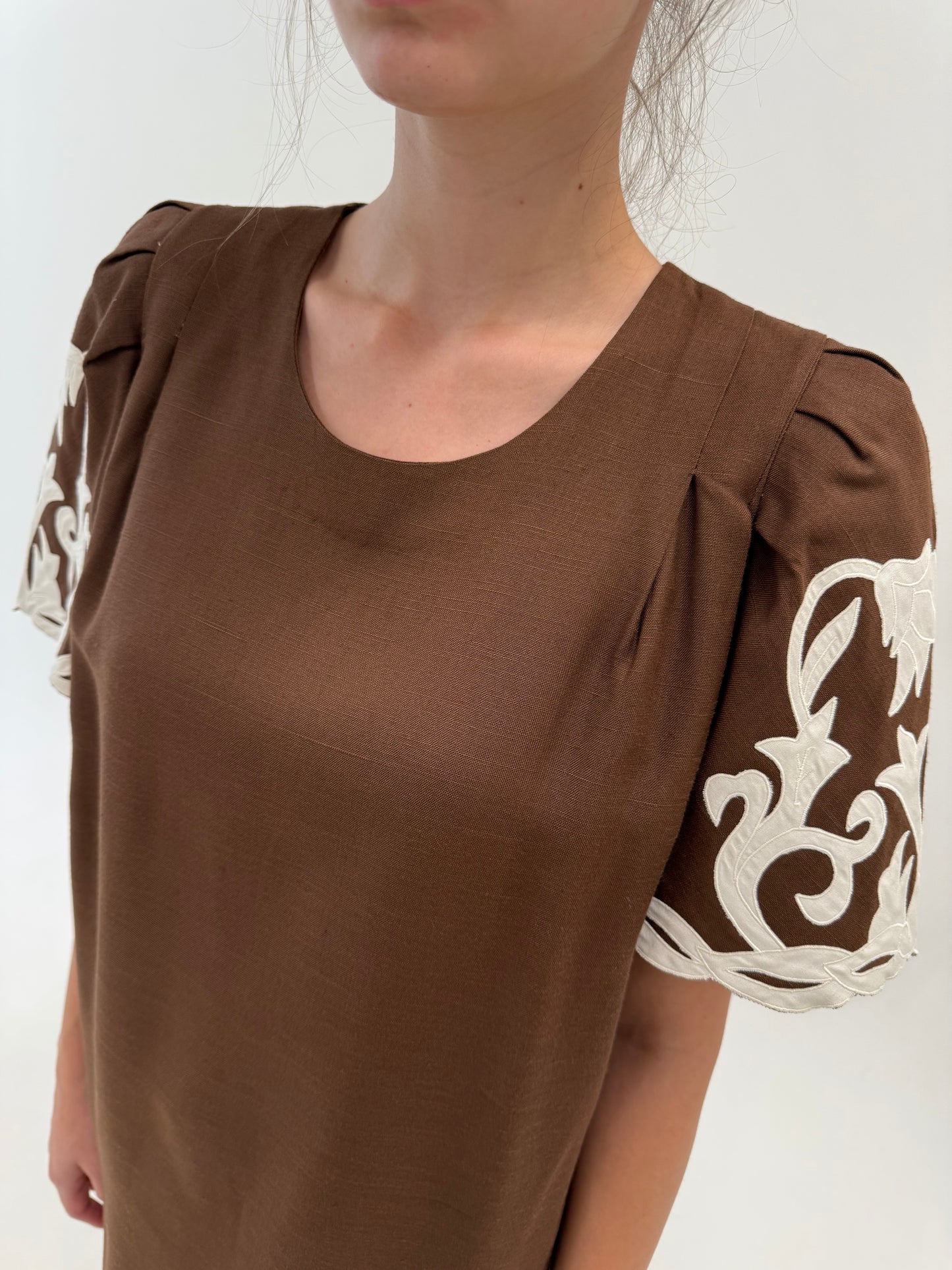 Rochie vintage italiană superbă din pânză cu lucrătură elaborată și croi minimalist