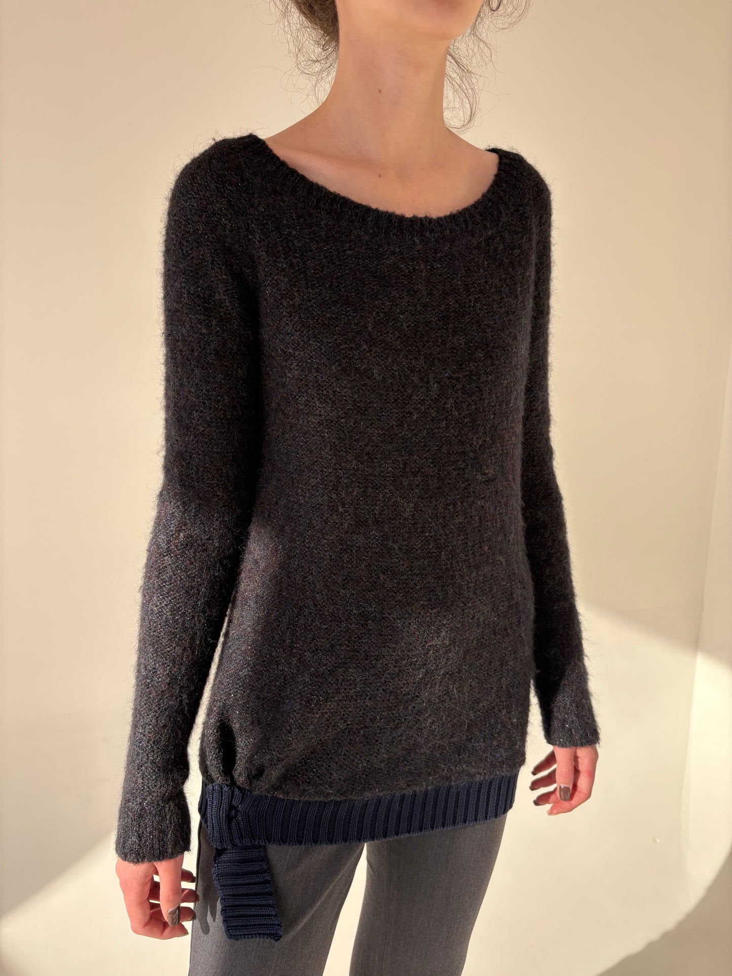 Pulover tall în croi chic modern ușor deconstruit din baby mohair