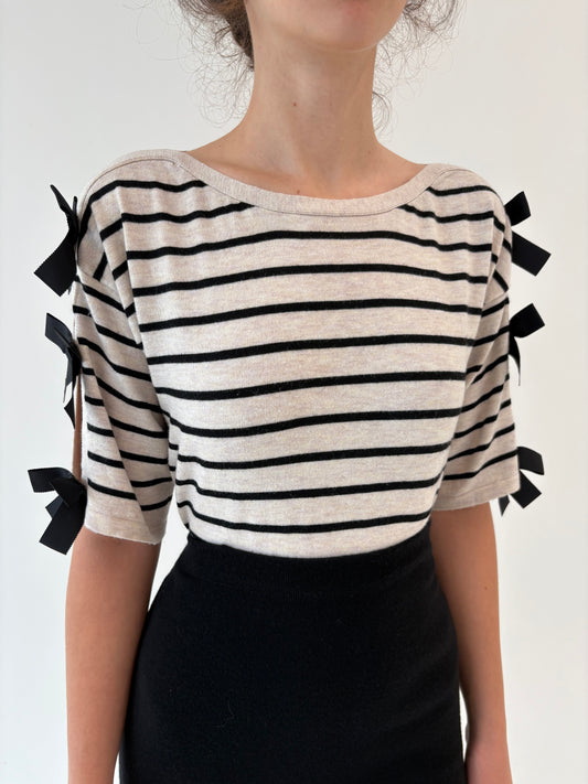 Top din jerse off white cu dungi și fundițe negre