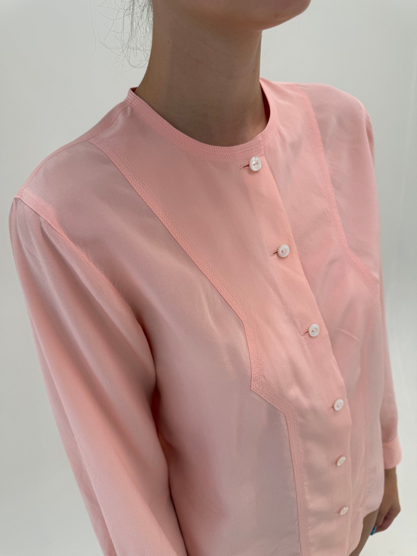 Cămașa vintage power pink din mătase naturală în croi retro modern