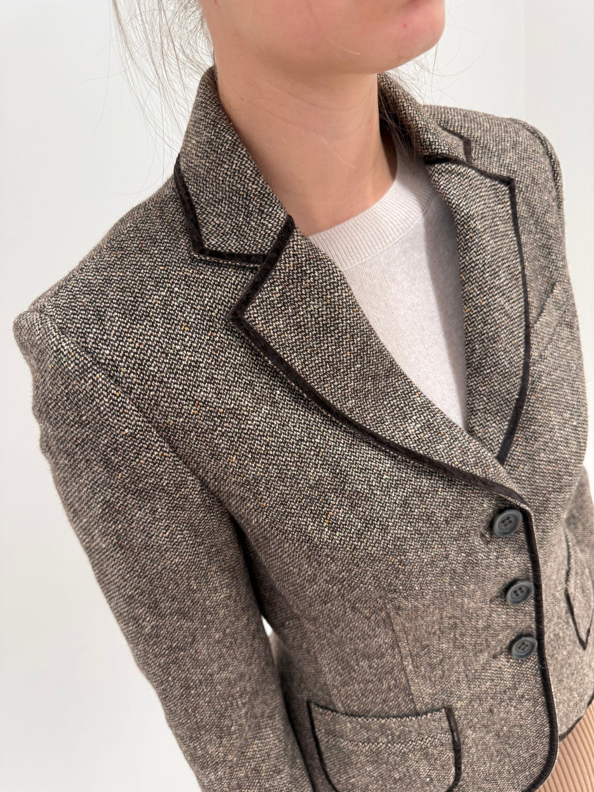 Sacou din tweed Donegal de lana extrafina cambrat cu paspoal și buzunare aplicate
