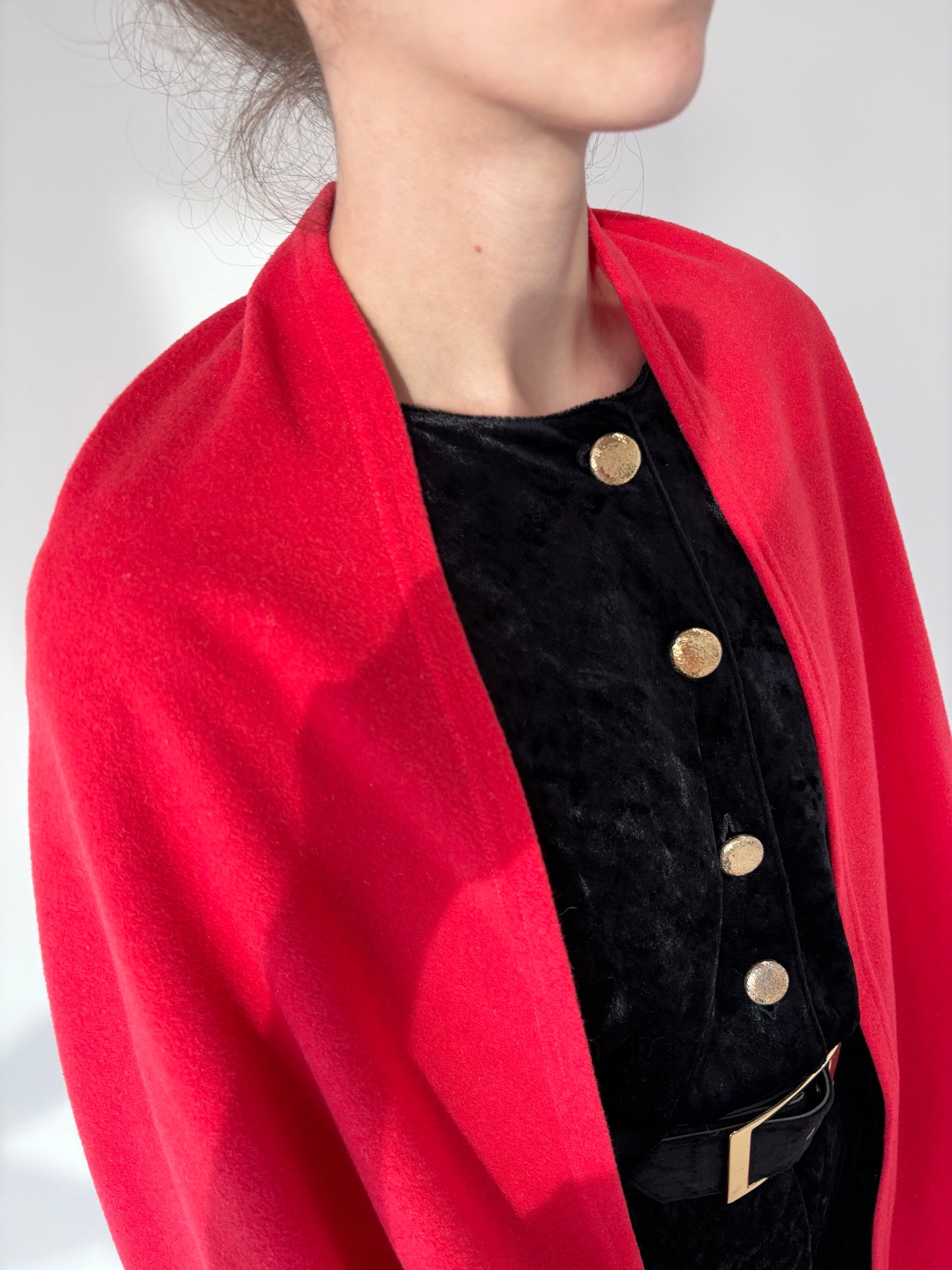 Capa rasberry red din stofă de lana extrafina cu pene naturale