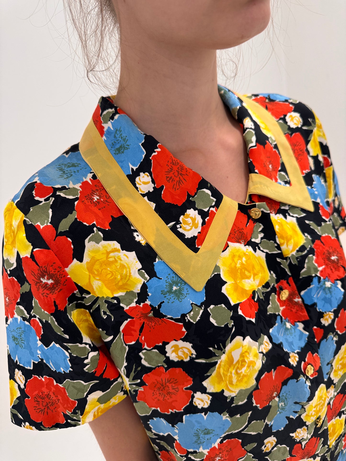 Cămașa vintage din mătase naturală neagră cu print floral superb și guler mare