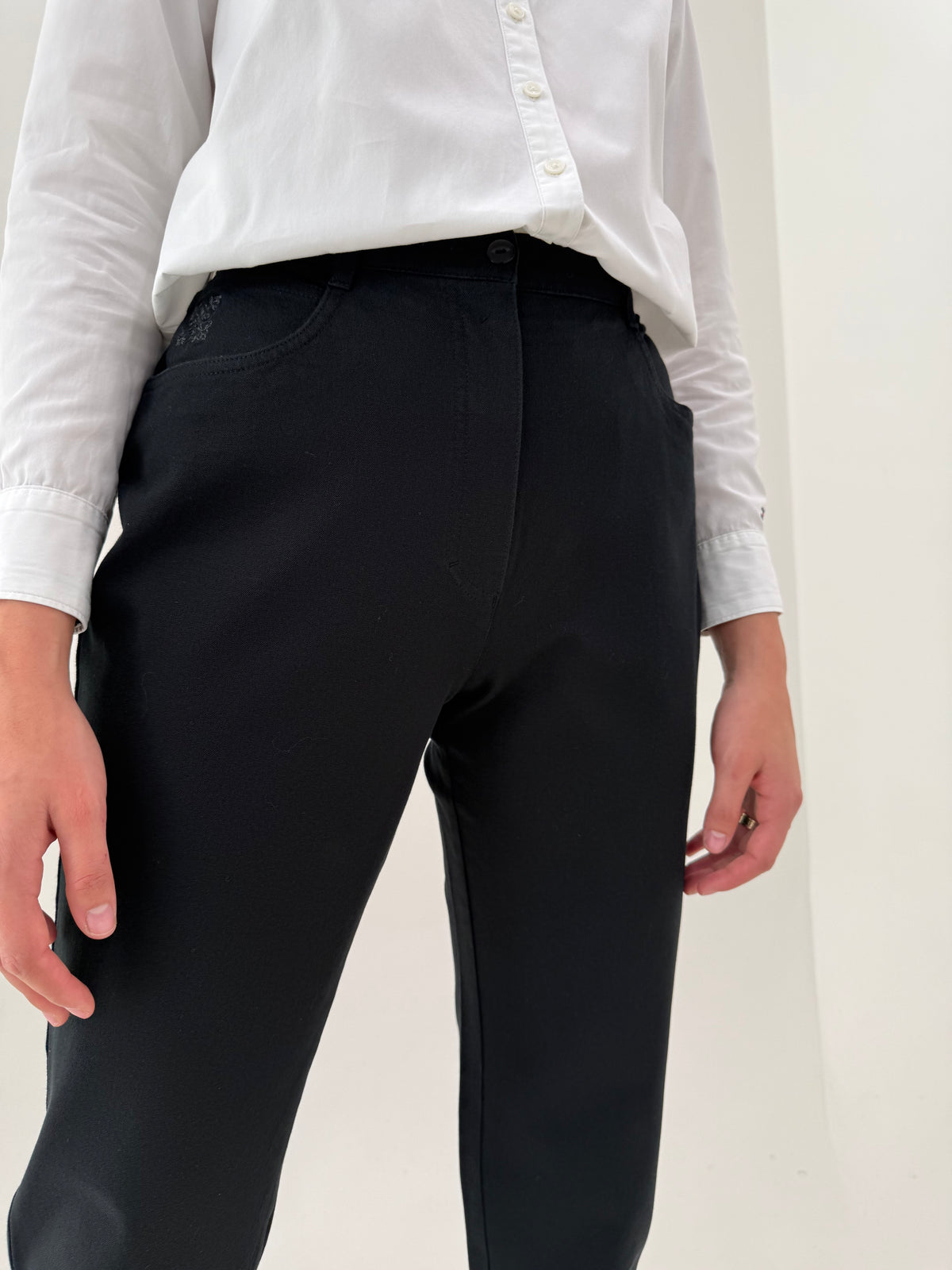 Pantaloni petite negri cu talie ultra înaltă și solduri mai generoase