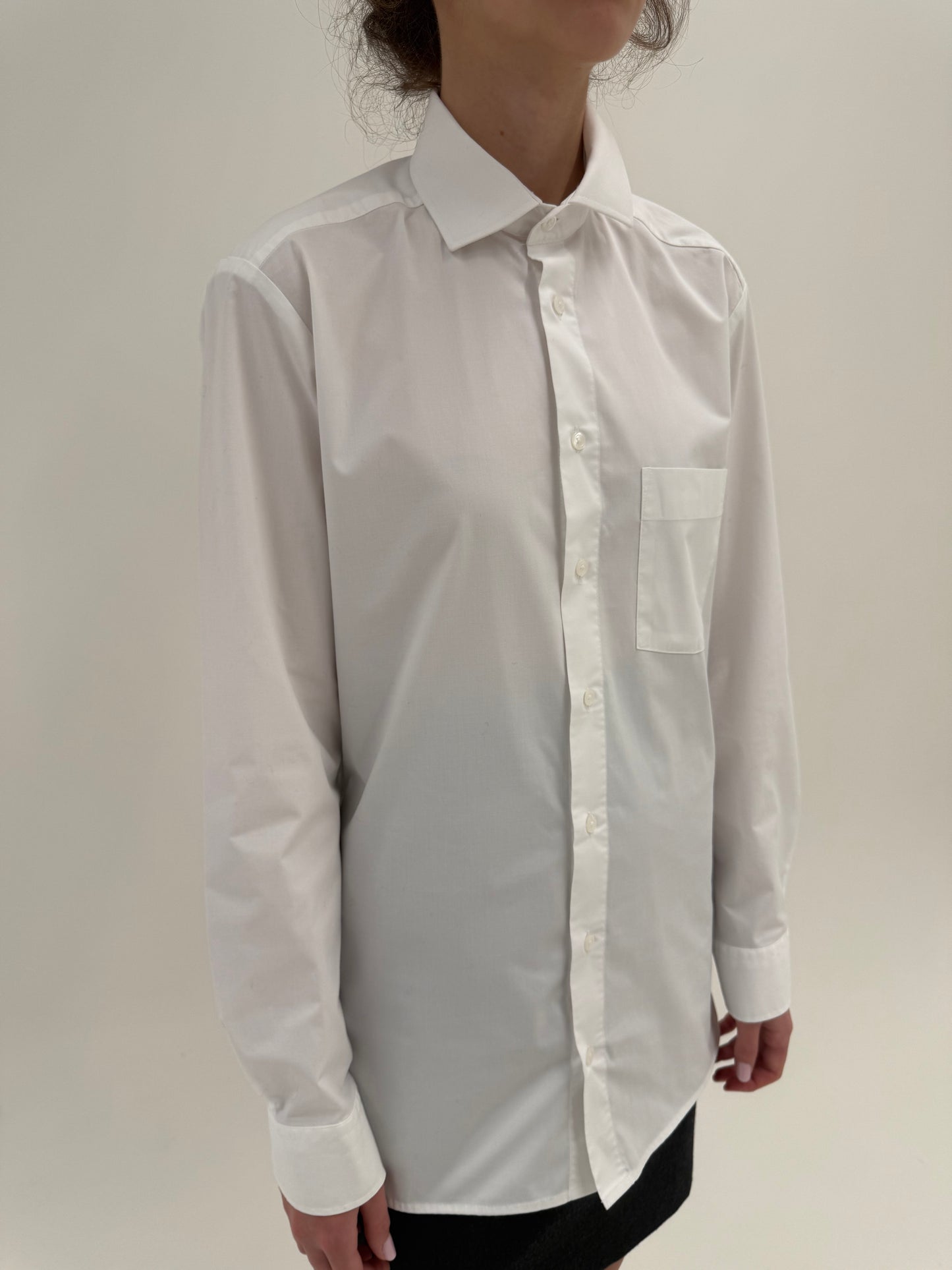 Cămașa albă în croi actual din poplin high end de bumbac structurat