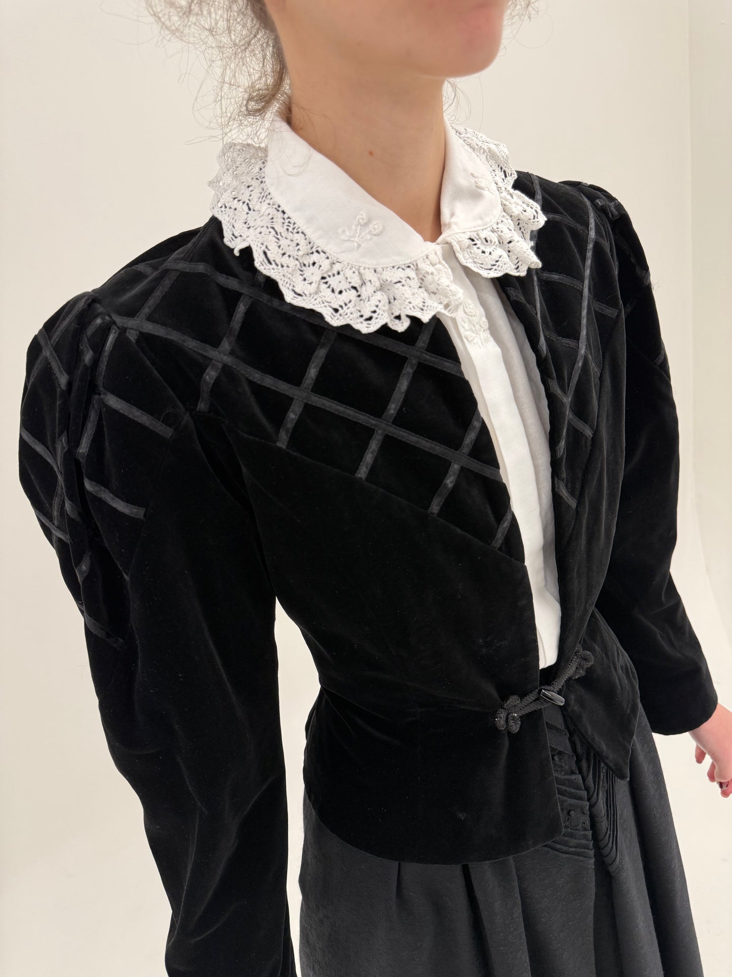 Sacou vintage din catifea neagră cu lucrătură elaborată super cambrat