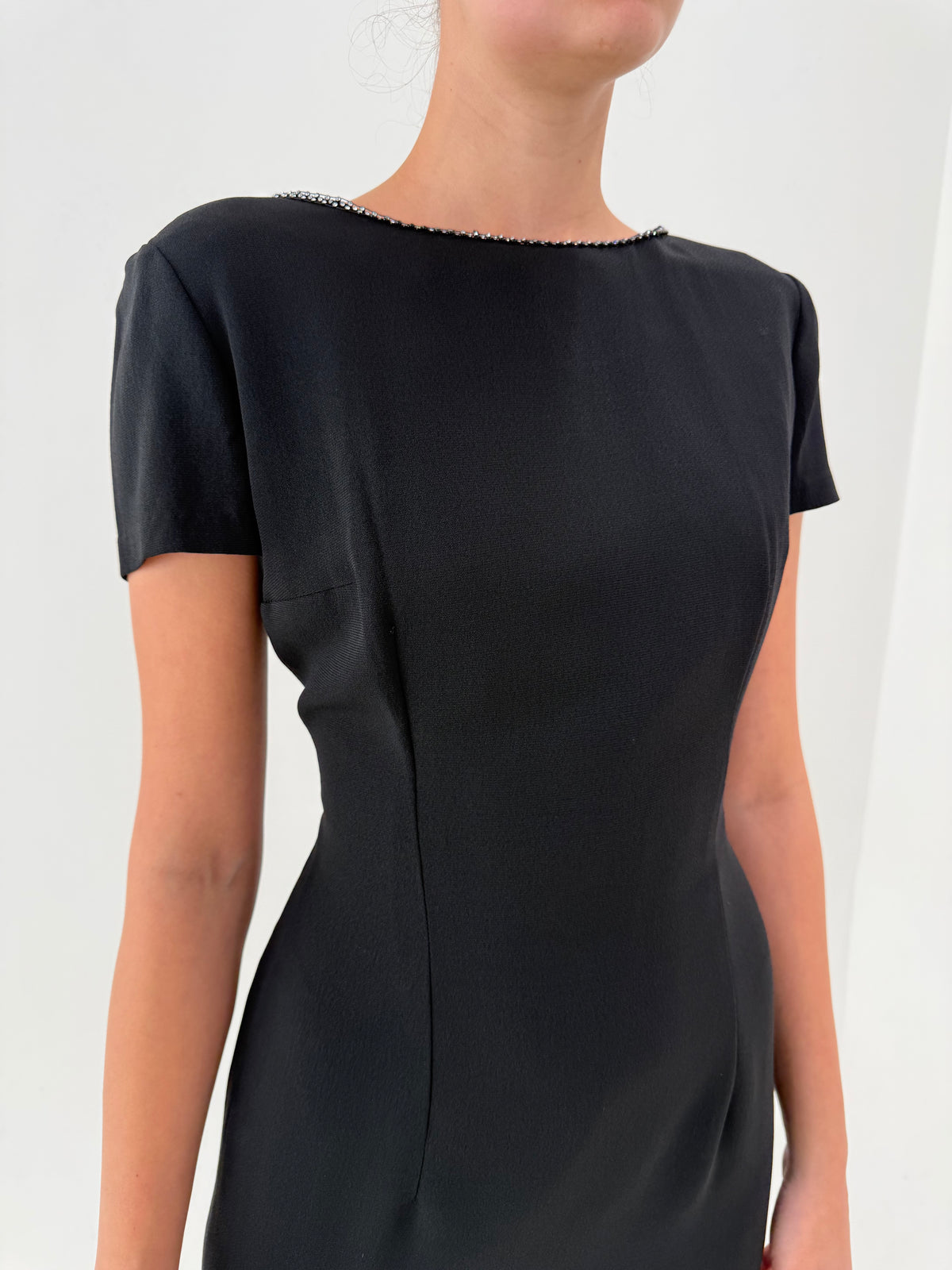 LBD vintage in croi minimalist din crep plin de la business la cocktail cu aplicații de cristale